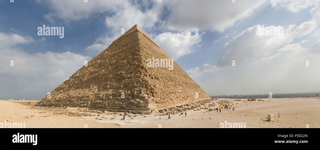 Uno dei grandi piramidi sull'altopiano di Giza Foto Stock