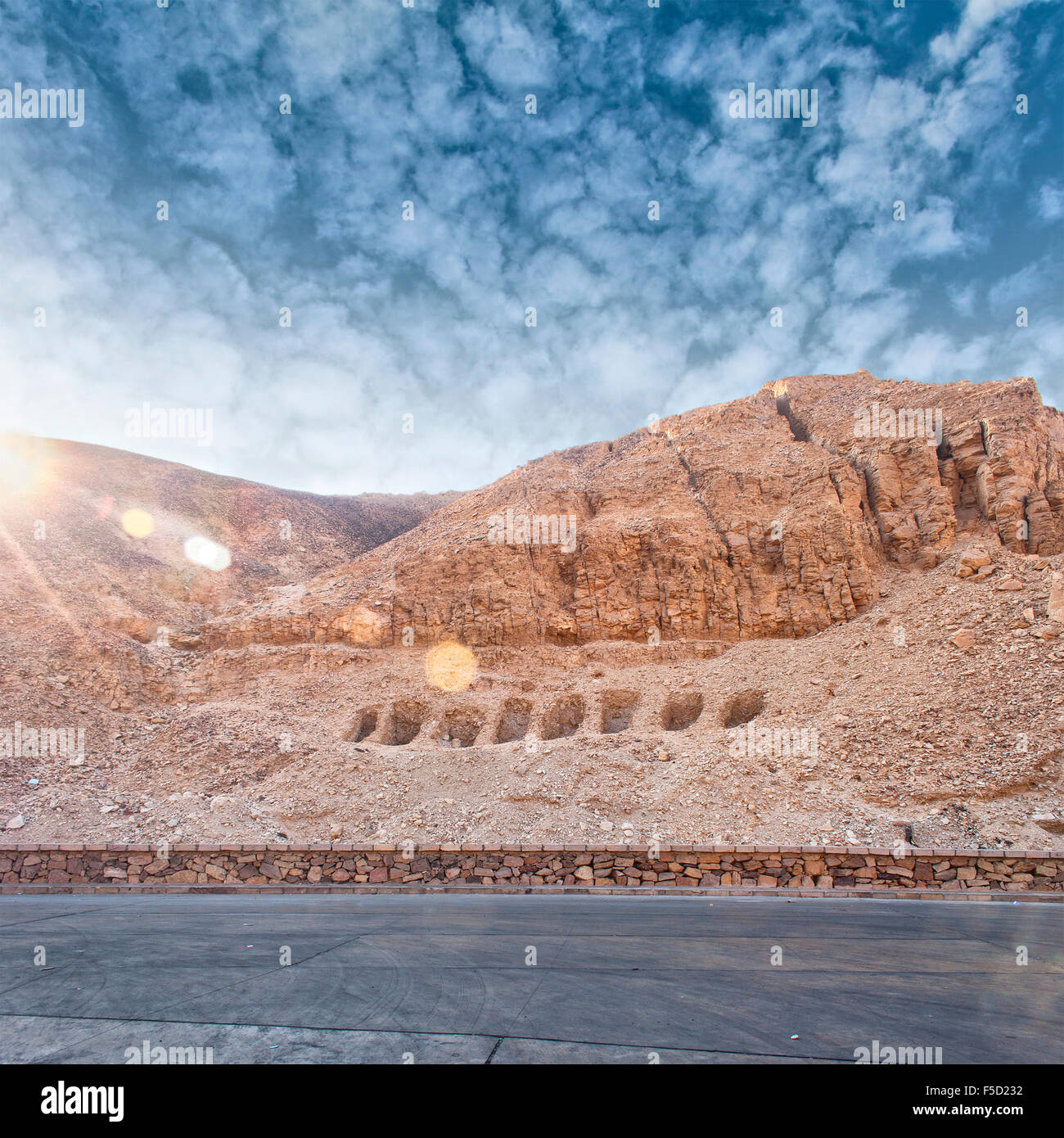 Immagine della collina tombe nella Valle dei re di Luxor in Egitto. Lensflare. Foto Stock