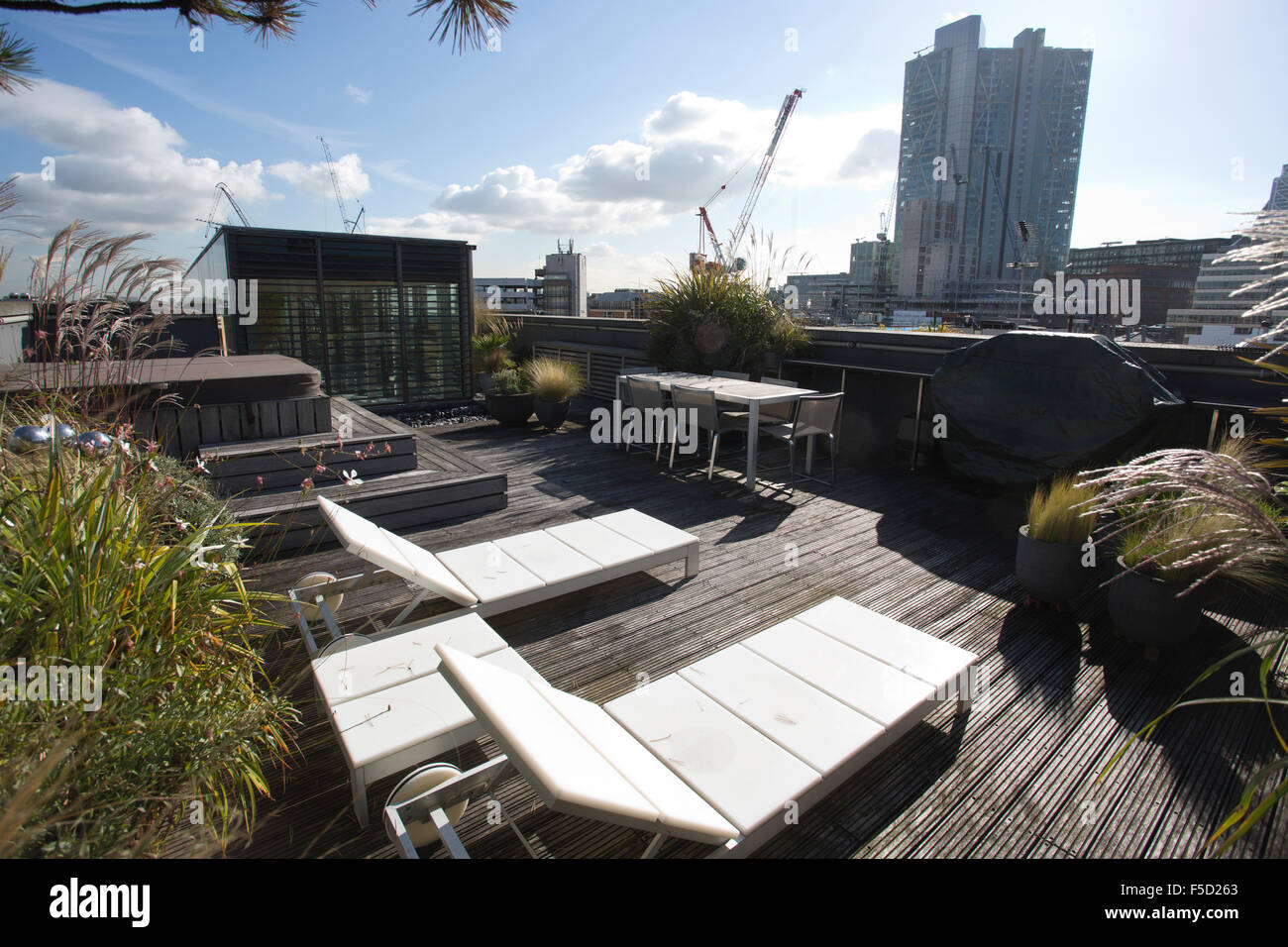 4.000 mq Appartamento attico che dispone di due 60ft materie scale in muratura e vista a 360 gradi di Londra sullo skyline, REGNO UNITO Foto Stock