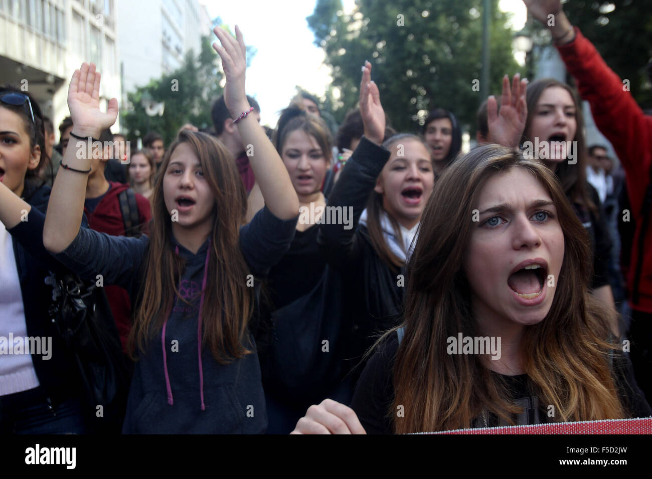 (151102) -- ATENE, nov. 2, 2015 (Xinhua) -- Gli studenti in possesso di un rally nel centro di Atene, Grecia, nov. 2, 2015. Un nuovo ciclo di proteste e scioperi cominciato lunedì in Grecia in vista del voto sul prossimo set di bailout prerequisiti in parlamento più tardi nel corso della settimana per sbloccare ulteriori prestiti vitale per il debito-laden economia. (Xinhua/Marios Lolos) Foto Stock