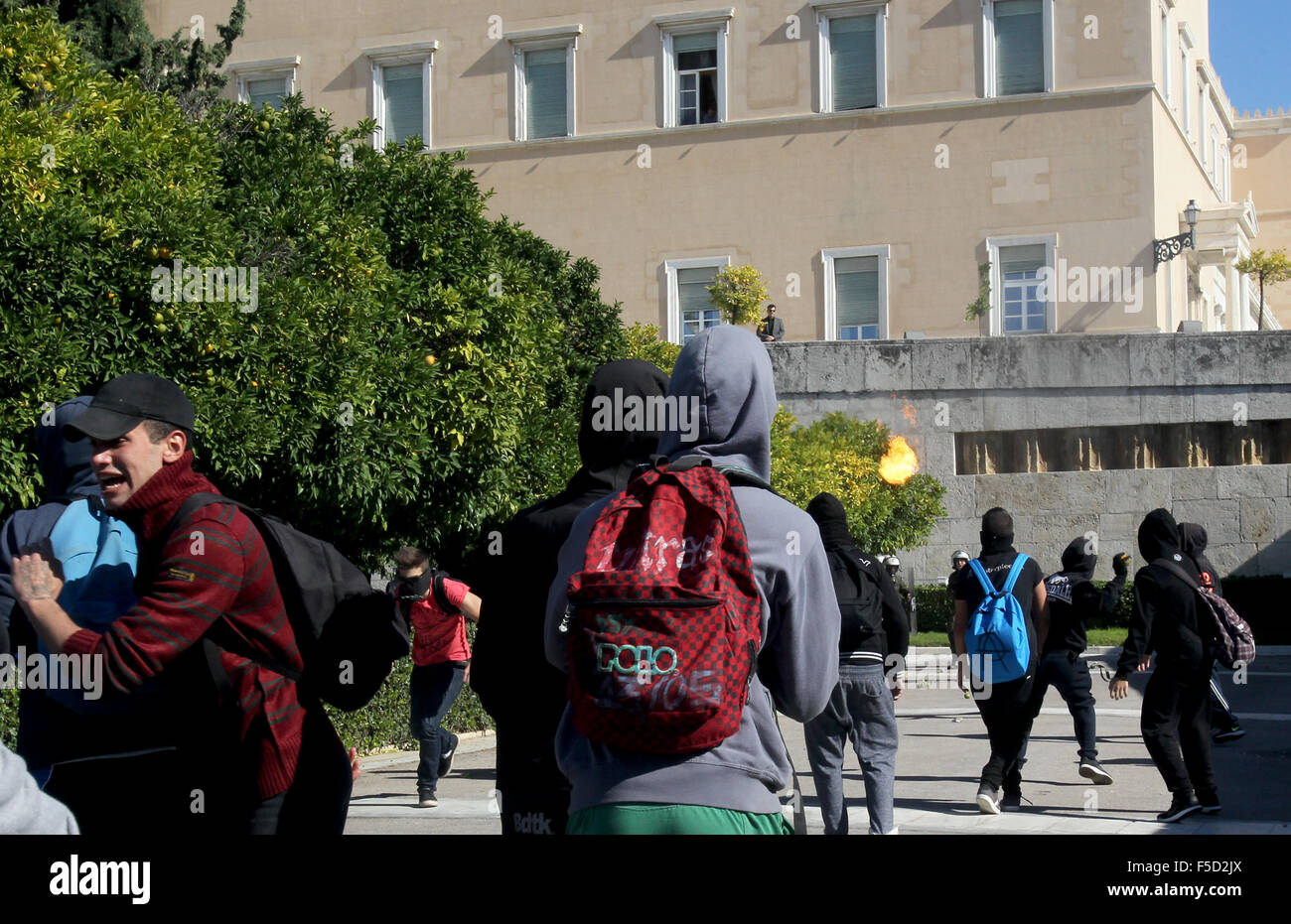 (151102) -- ATENE, nov. 2, 2015 (Xinhua) -- Gli studenti in possesso di un rally nel centro di Atene, Grecia, nov. 2, 2015. Un nuovo ciclo di proteste e scioperi cominciato lunedì in Grecia in vista del voto sul prossimo set di bailout prerequisiti in parlamento più tardi nel corso della settimana per sbloccare ulteriori prestiti vitale per il debito-laden economia. (Xinhua/Marios Lolos) Foto Stock