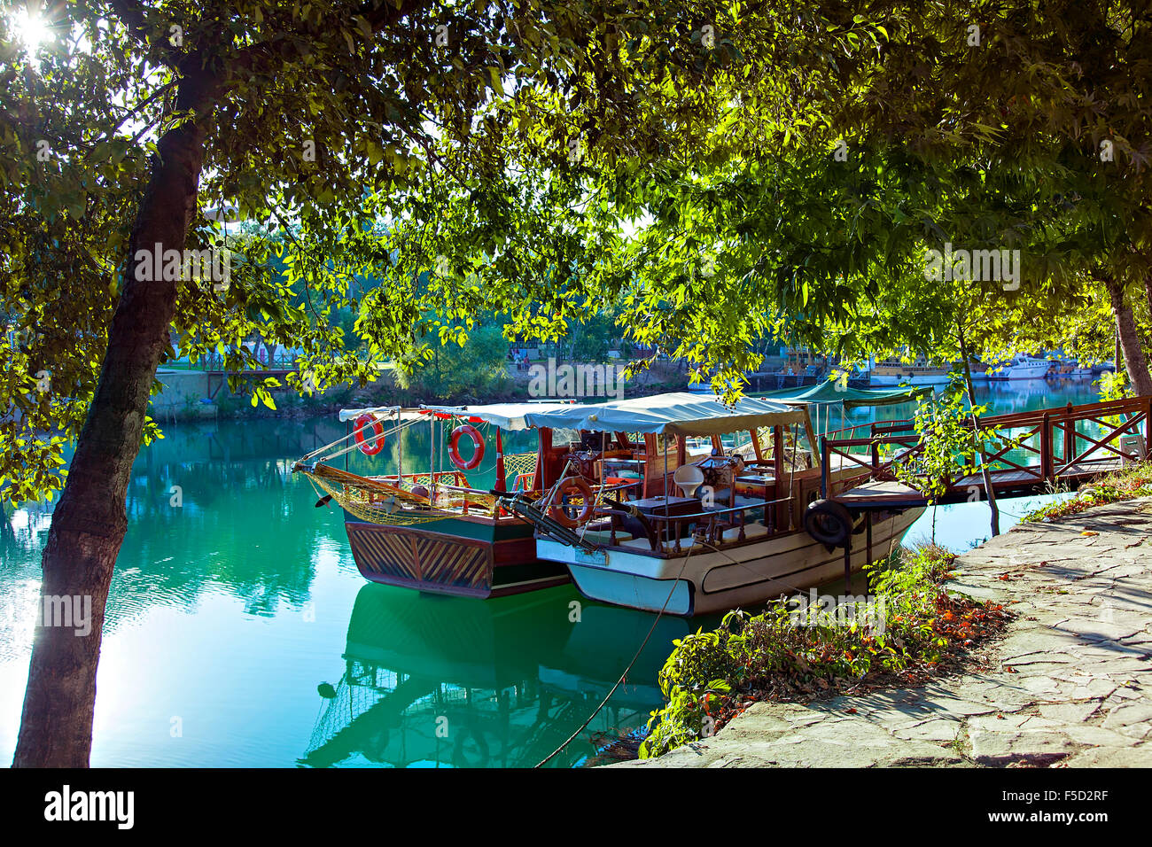 Piccole imbarcazioni da fiume in attesa di prendere passeggeri fino al fiume in Manavgat, Turchia. Foto Stock