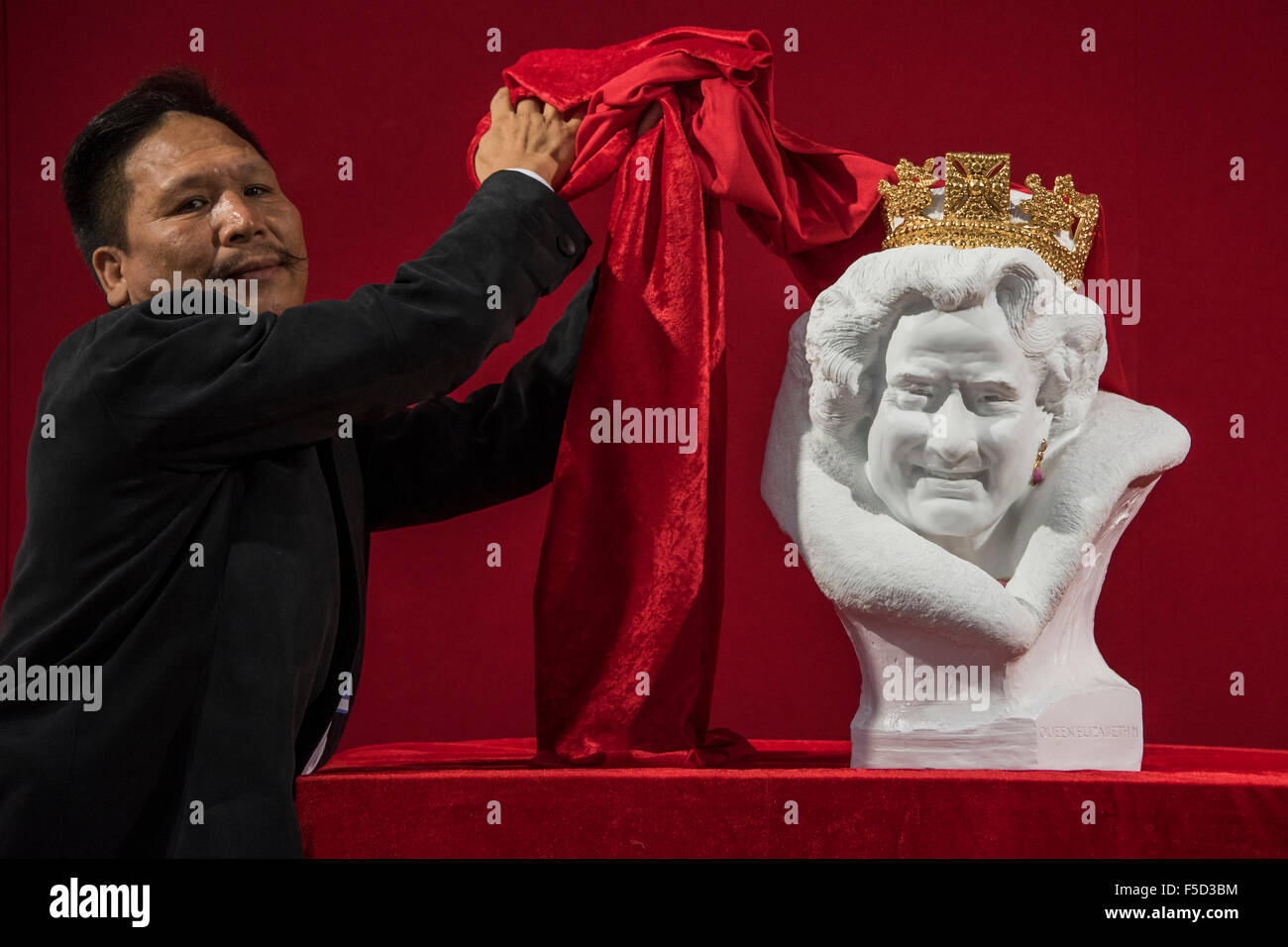 Londra, Regno Unito. 02Nov, 2015. Chen Dapeng svela un nuovo busto di Sua Maestà la Regina Elisabetta II, che ha eseguito per celebrare il 2015 UK-Cina Anno di Scambio Culturale (è su un piedistallo con il suo altro milione libbre funziona). Inverno Olympia Arte & Antiquariato- nel suo venticinquesimo anno la fiera ospita 22.000 i visitatori che vengono a vedere oltre 30.000 pezzi per la vendita da 120 raccolte a mano i concessionari valutati frpom £100-£1 m. La fiera corre da 2-8 novembre 2015, apertura con il collezionista di ricezione in anteprima il 2 novembre a 5pm. Credito: Guy Bell/Alamy Live News Foto Stock