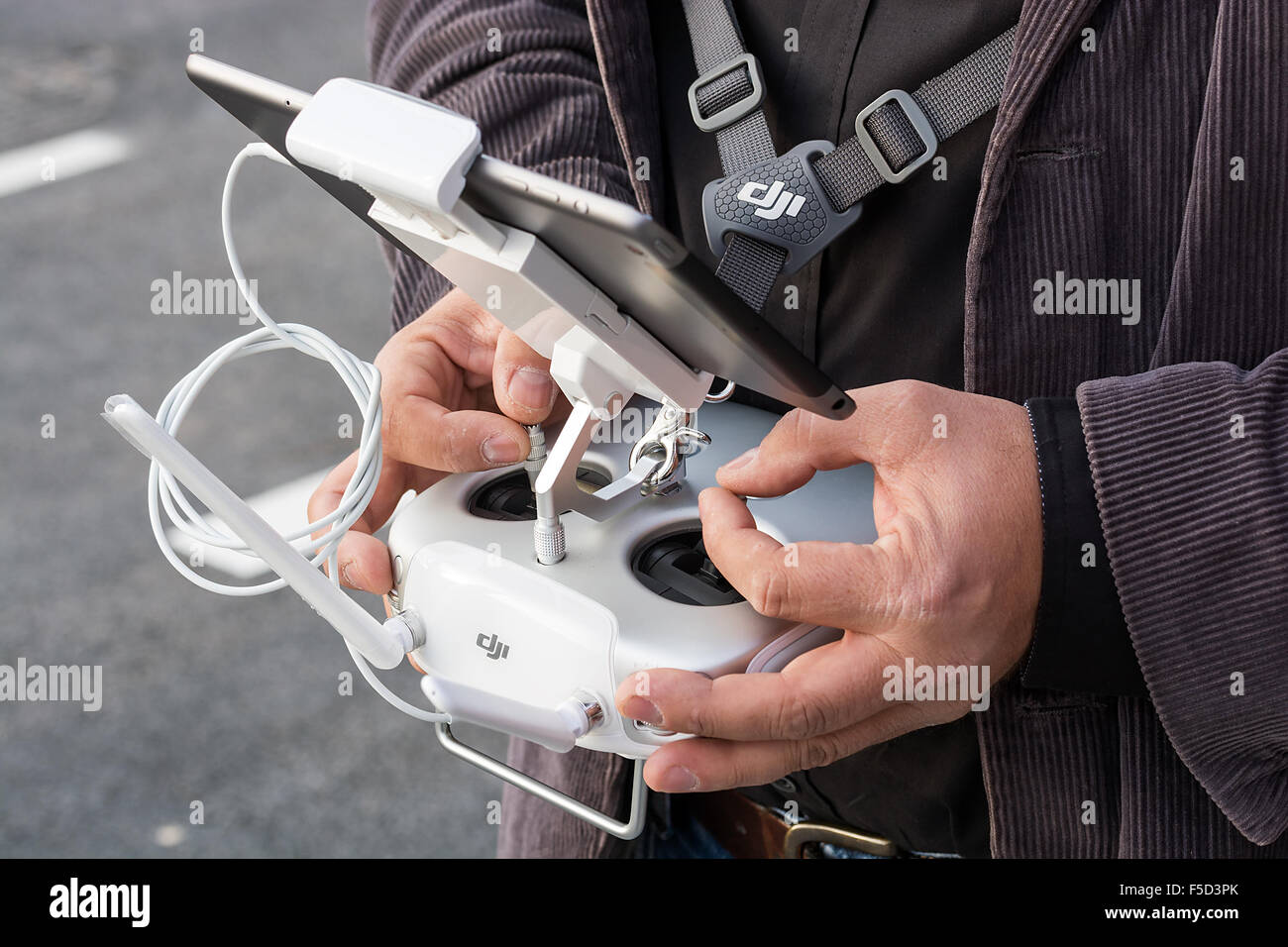 Di Zrenjanin, Serbia: Ottobre 29, 2015, dettaglio dell'uomo battenti Dji ispirare 1 controller remoto con Ipad su AVIV park apertura Foto Stock