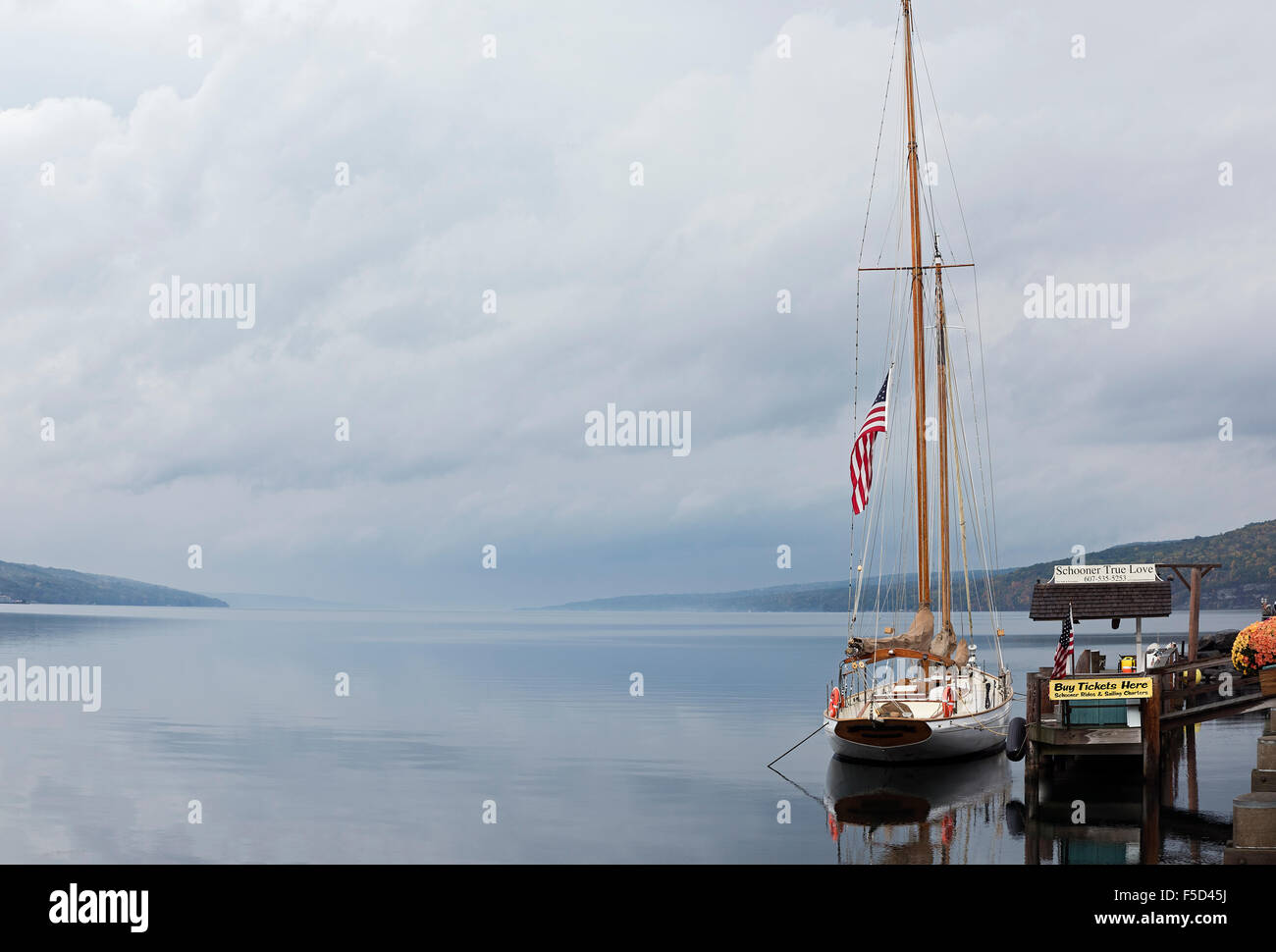 Schooner vero amore attende i passeggeri per un tour del Lago Seneca, Watkins Glen, New York, Stati Uniti d'America Foto Stock