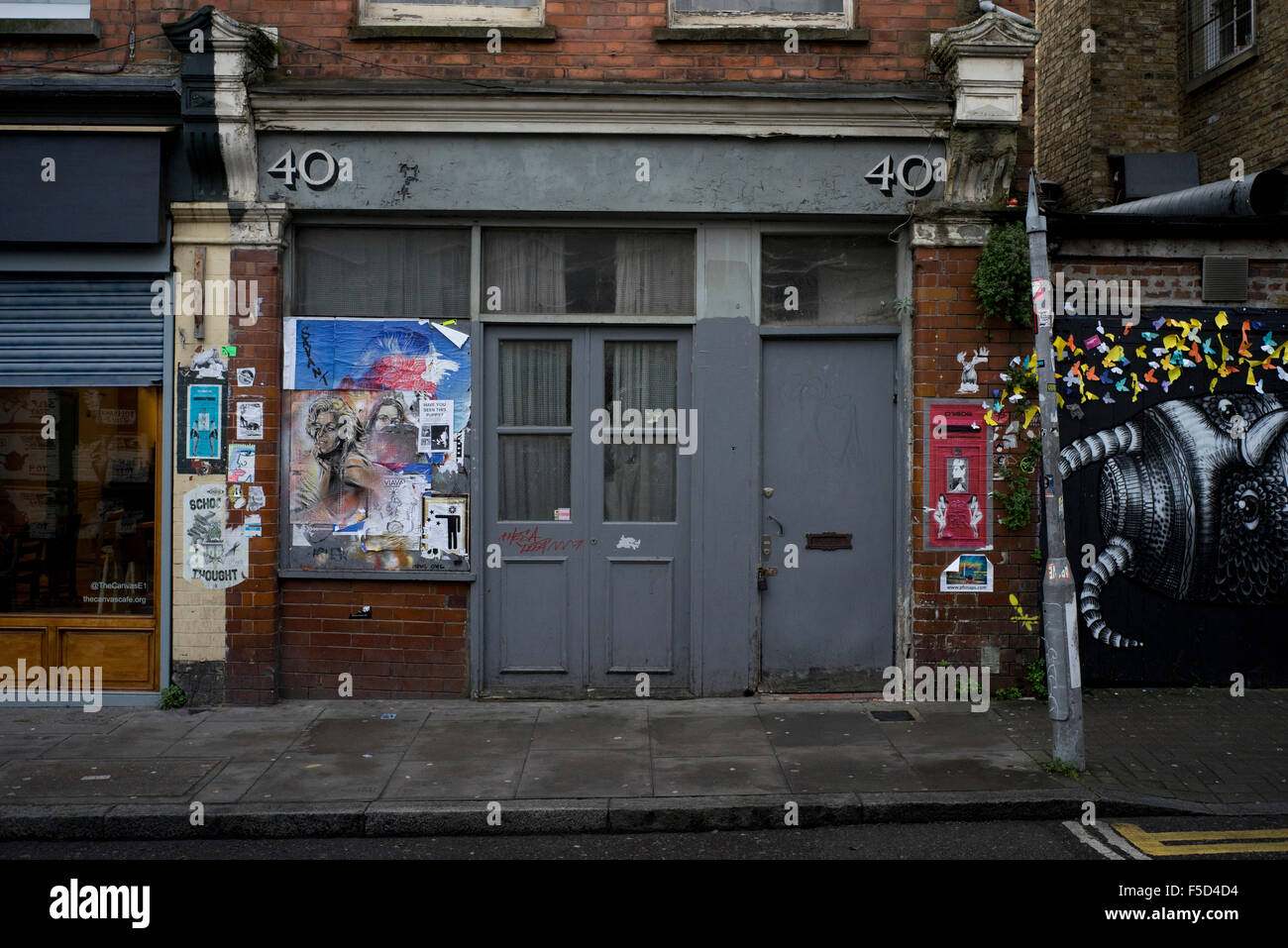 Un vecchio negozio di fronte a 40 Hanbury Street vicino alla giunzione con Brick Lane in Spitalfields nell'east end di Londra Foto Stock
