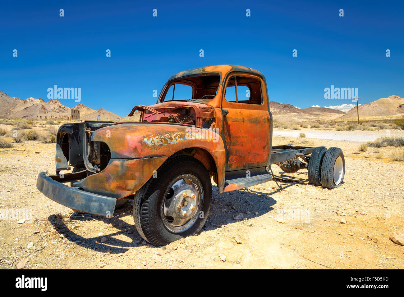 Vecchia fattoria carrello lasciato in città fantasma nel deserto Foto Stock