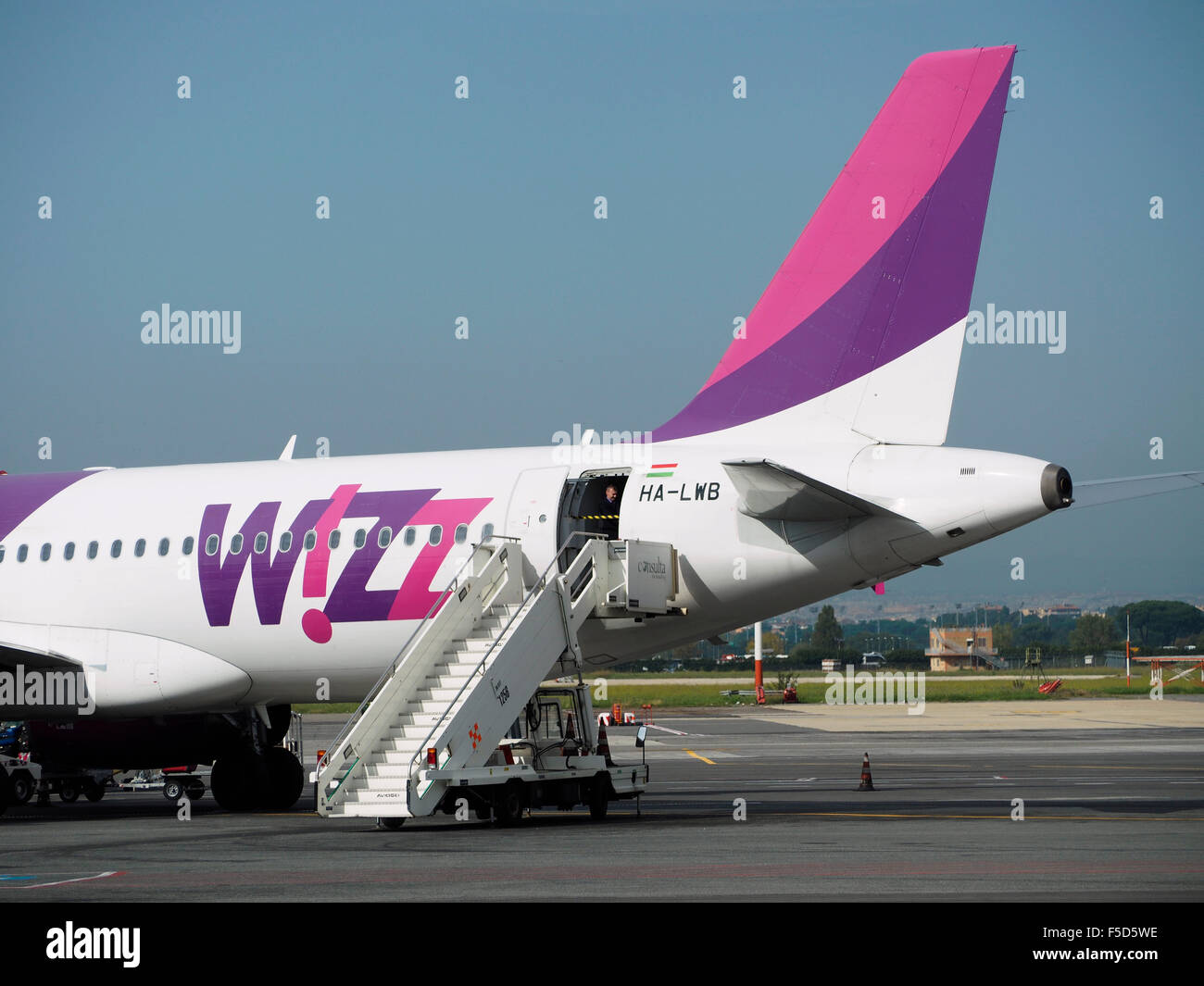 Wizzair jet del passeggero all'aeroporto di Ciampino a Roma, Italia Foto Stock