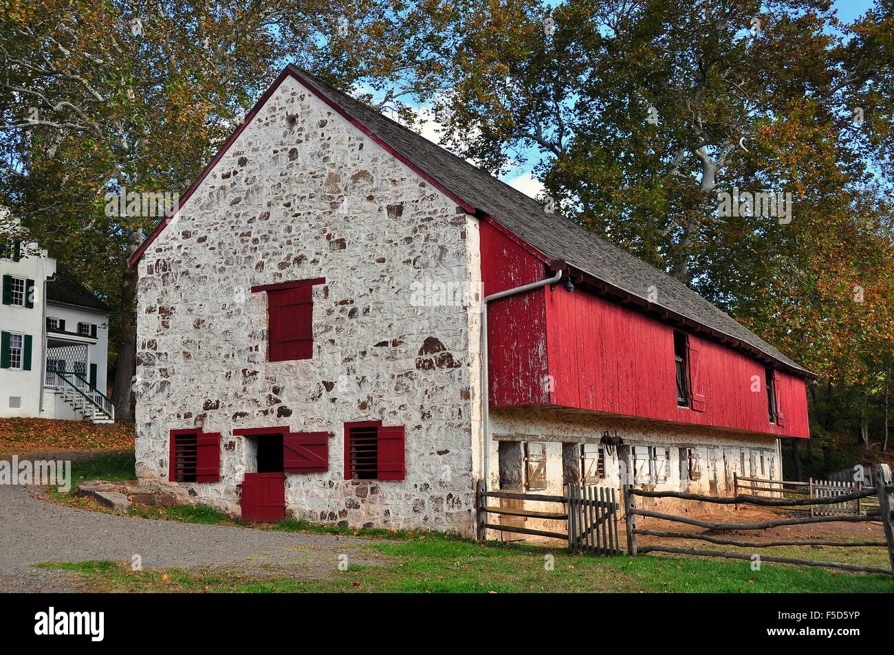 Hopewell Forno, Pennsylvania: la pietra e fienile in legno alloggiato 36 progetto di animali a Hopewell forno Nat'l storico sito * Foto Stock