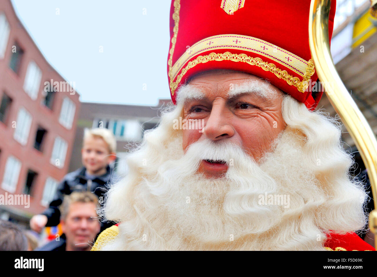 Leidschendam, Paesi Bassi - 13 Novembre 2010: Sinterklaas in stretta fino mentre si cammina per le strade di Leidschendam Foto Stock