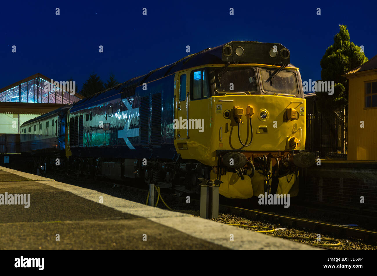 Classe 50 50049 in piedi al buio a Kidderminster stazione sul Severn Valley Railway Foto Stock