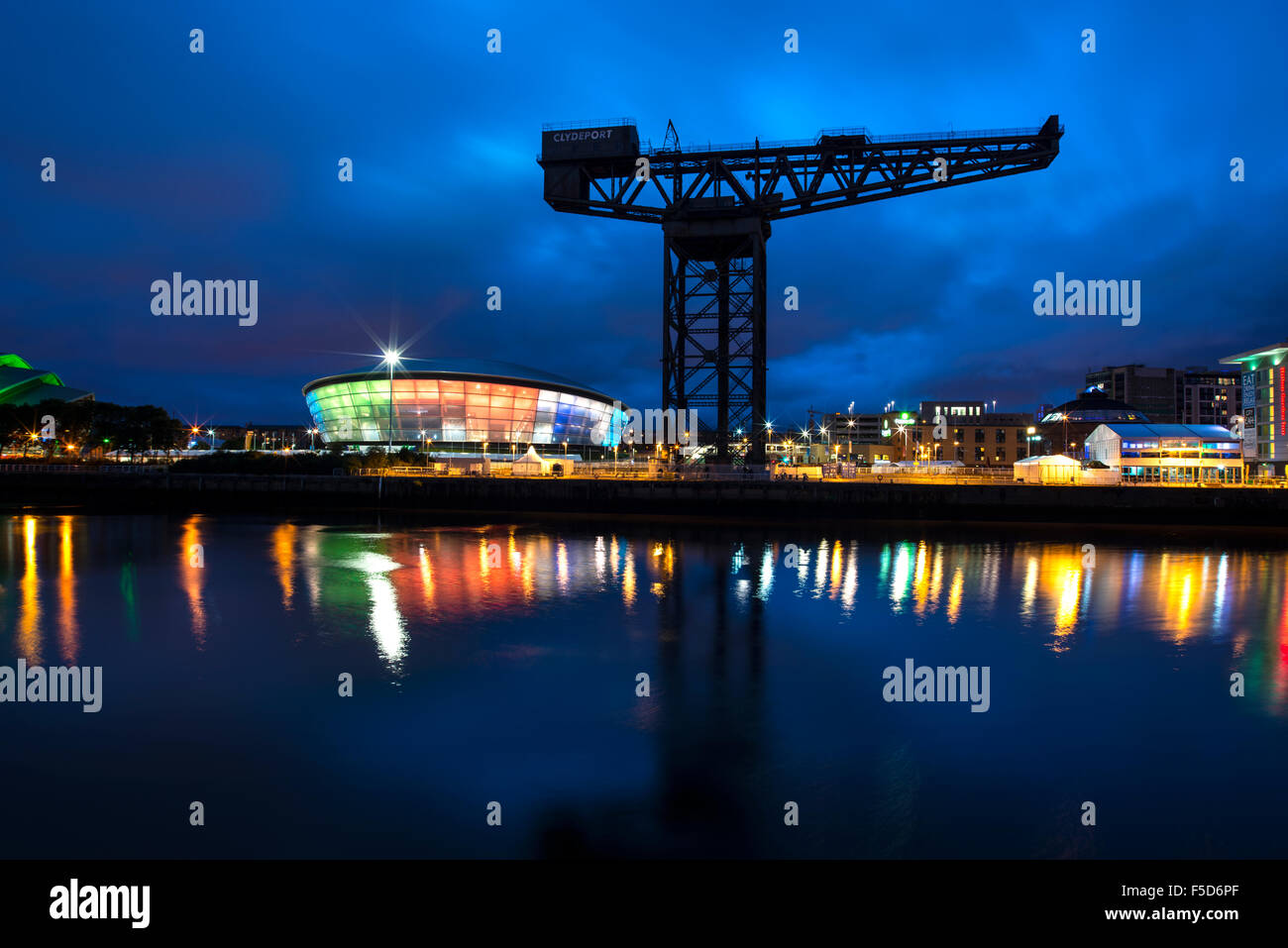 Clyde idrostatico laterale a Glasgow di notte Foto Stock