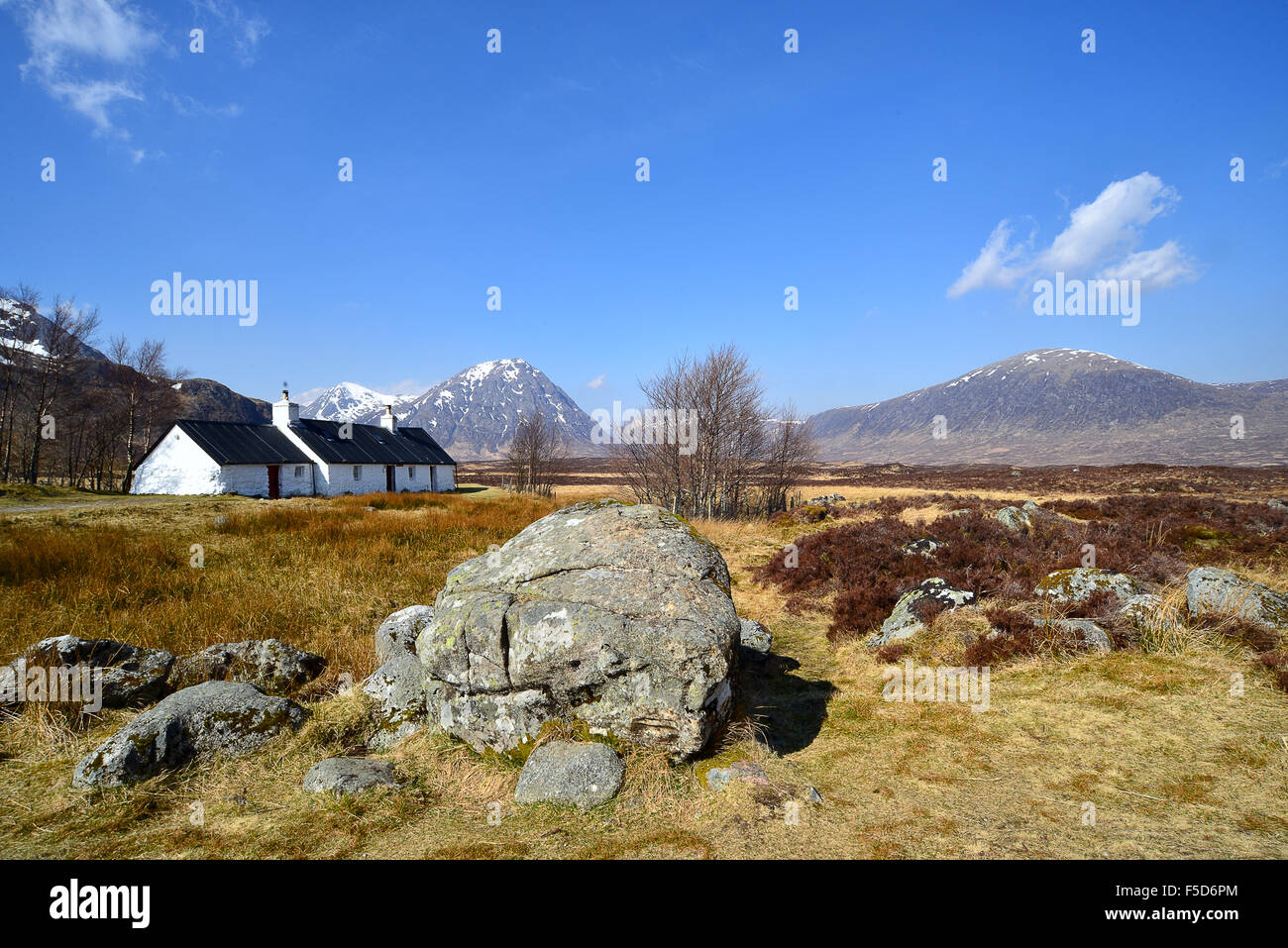 Glencoe black rock cottage in Scozia Foto Stock