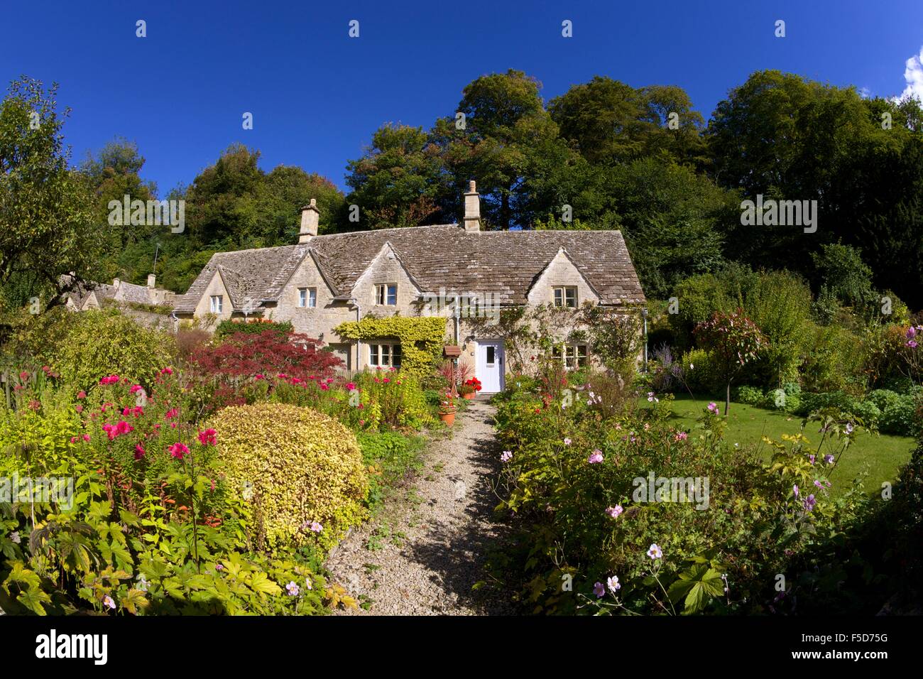 Cottage tradizionale giardino, Bibury, Cotswolds, Gloucestershire, England, Regno Unito, GB, Europa Foto Stock