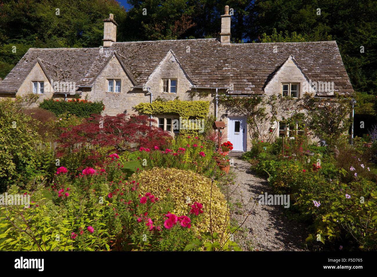 Cottage tradizionale giardino, Bibury, Cotswolds, Gloucestershire, England, Regno Unito, GB, Europa Foto Stock