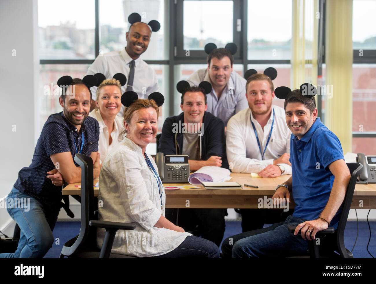 Il imprenditoriale scintilla-small business il giorno di addestramento al Trinity Quay, Bristol - squadre indossare il brainstorming Mickey Mouse orecchie whil Foto Stock