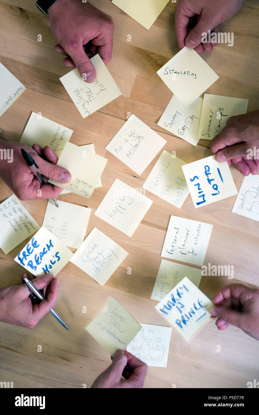 Il imprenditoriale scintilla-small business il giorno di addestramento al Trinity Quay, Bristol - squadre di produrre idee sui post-it Note durante il lavoro Foto Stock