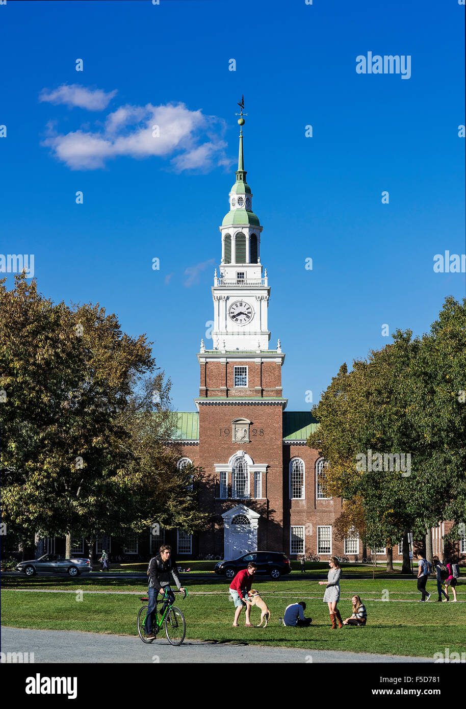 Baker Library tower e la vita nel campus a Dartmouth University, Hannover, New Hampshire, STATI UNITI D'AMERICA Foto Stock