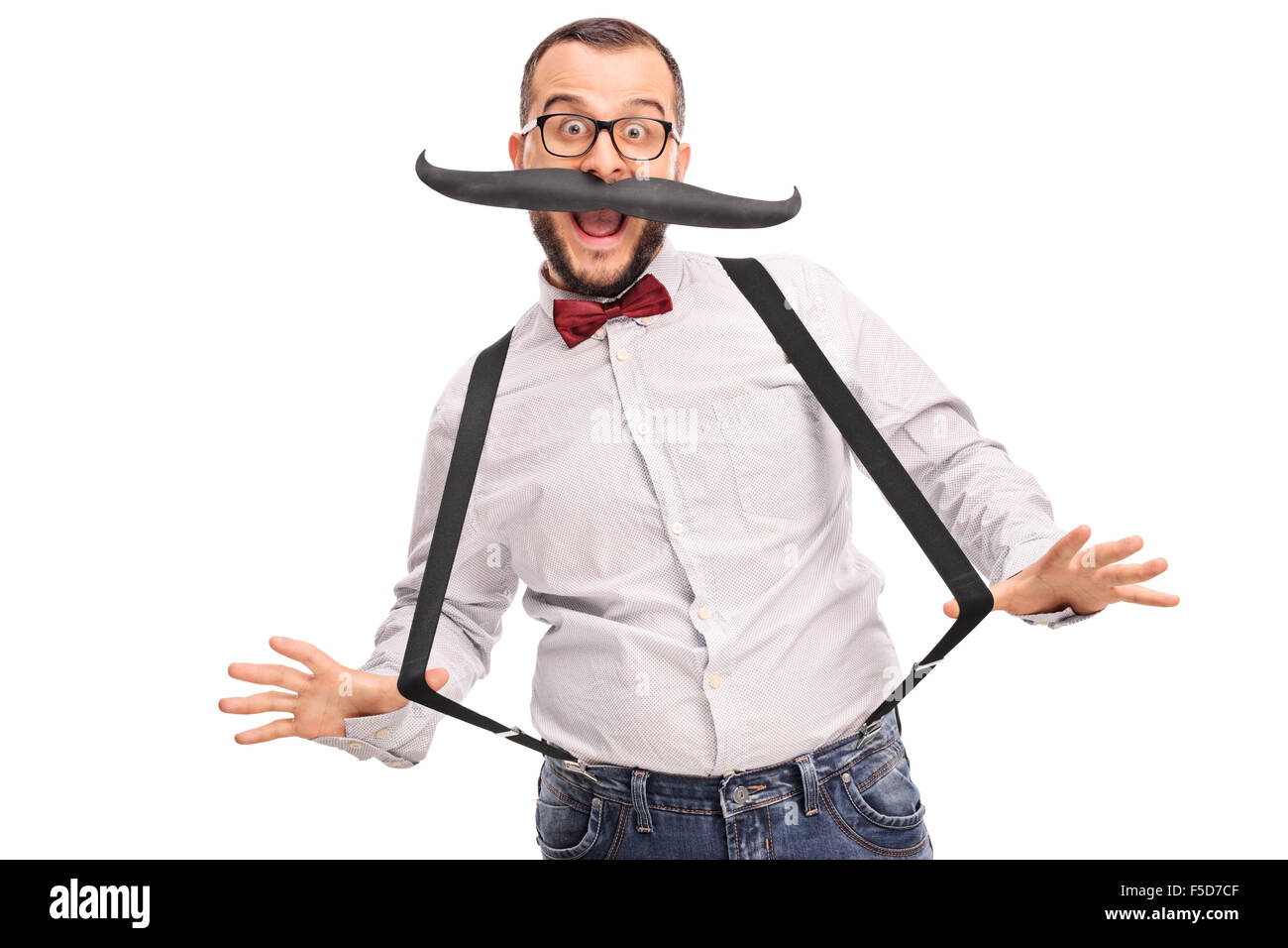 Eccitato giovane maschio hipster con baffi finti e nero autoreggenti isolati su sfondo bianco Foto Stock