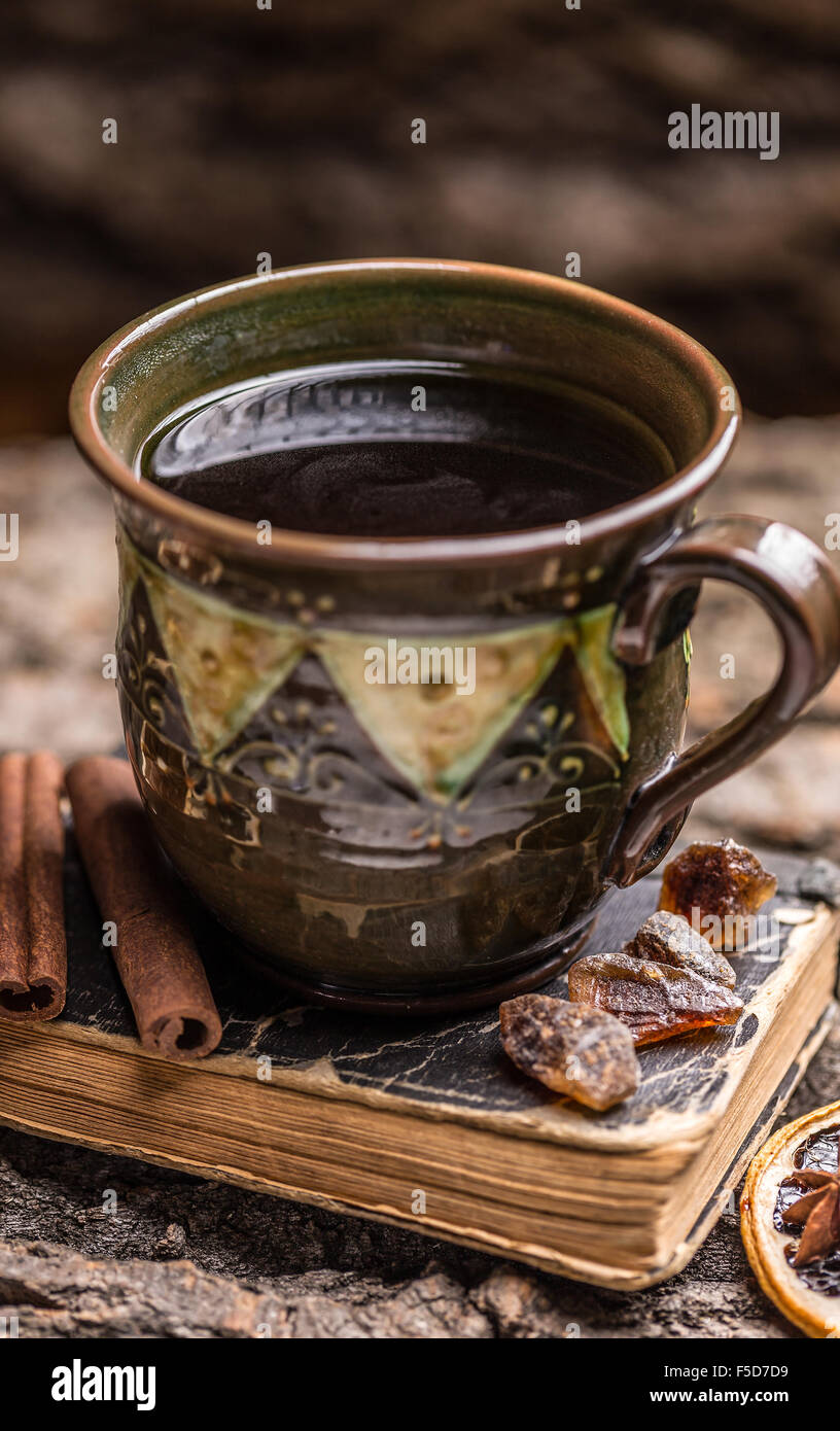 Tazza di tè con cannella e zucchero rock Foto Stock