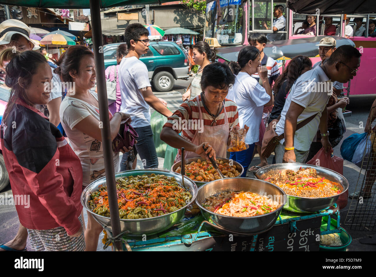 Venditore ambulante in stallo alimentare, Chinatown, Bangkok, Thailandia Foto Stock