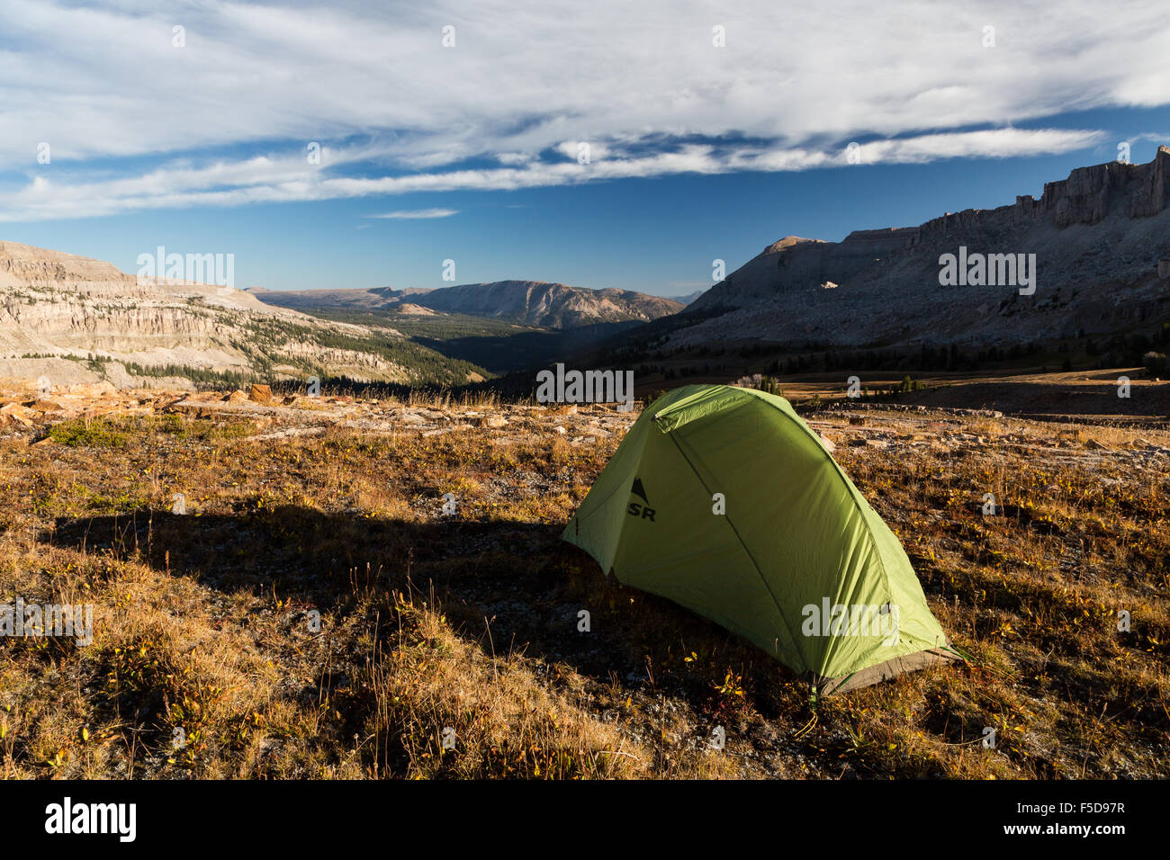 Una tenda allestita in un grande bacino tra Gros Ventre picchi, Gros Ventre deserto, Wyoming Foto Stock