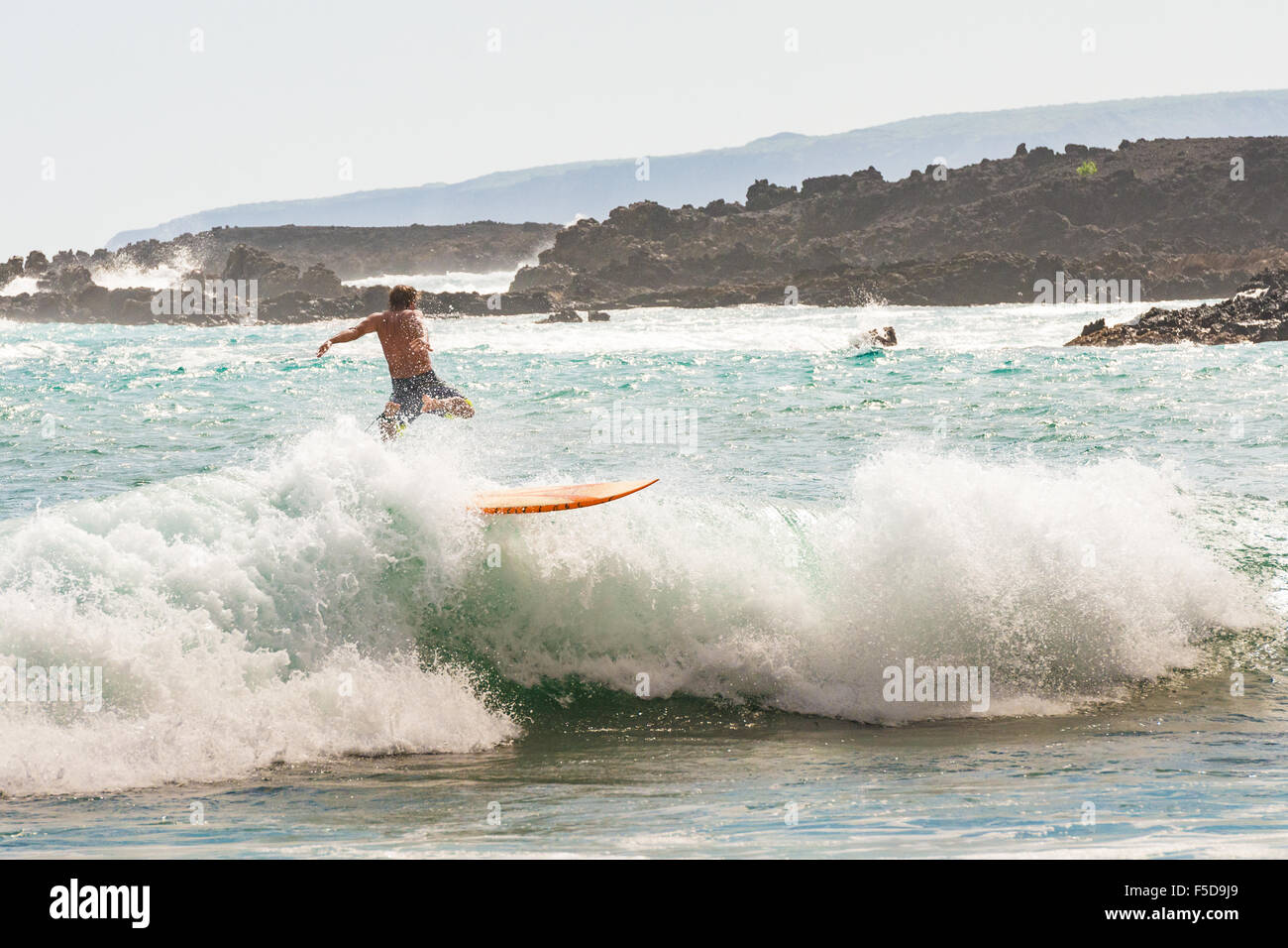 Surfer presso la baia di Perouse, Maui, Hawaii Foto Stock