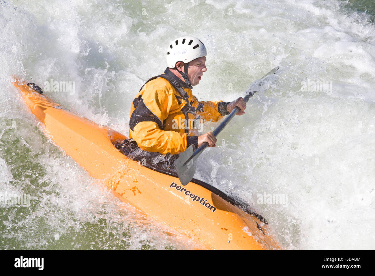 Un whitewater kayaker naviga un nuovo whitewater correre in un parco fluviale in curva, Oregon, sul fiume Deschutes Foto Stock