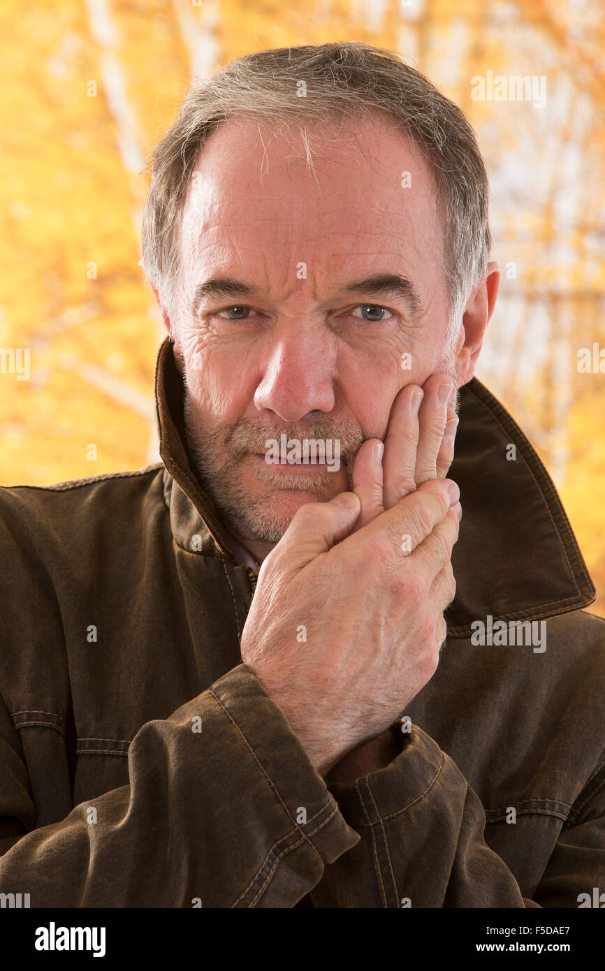 Uomo anziano soffre di mal di denti Foto Stock