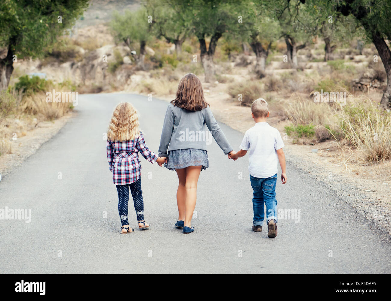 Tre bambini sono sulla strada Foto Stock