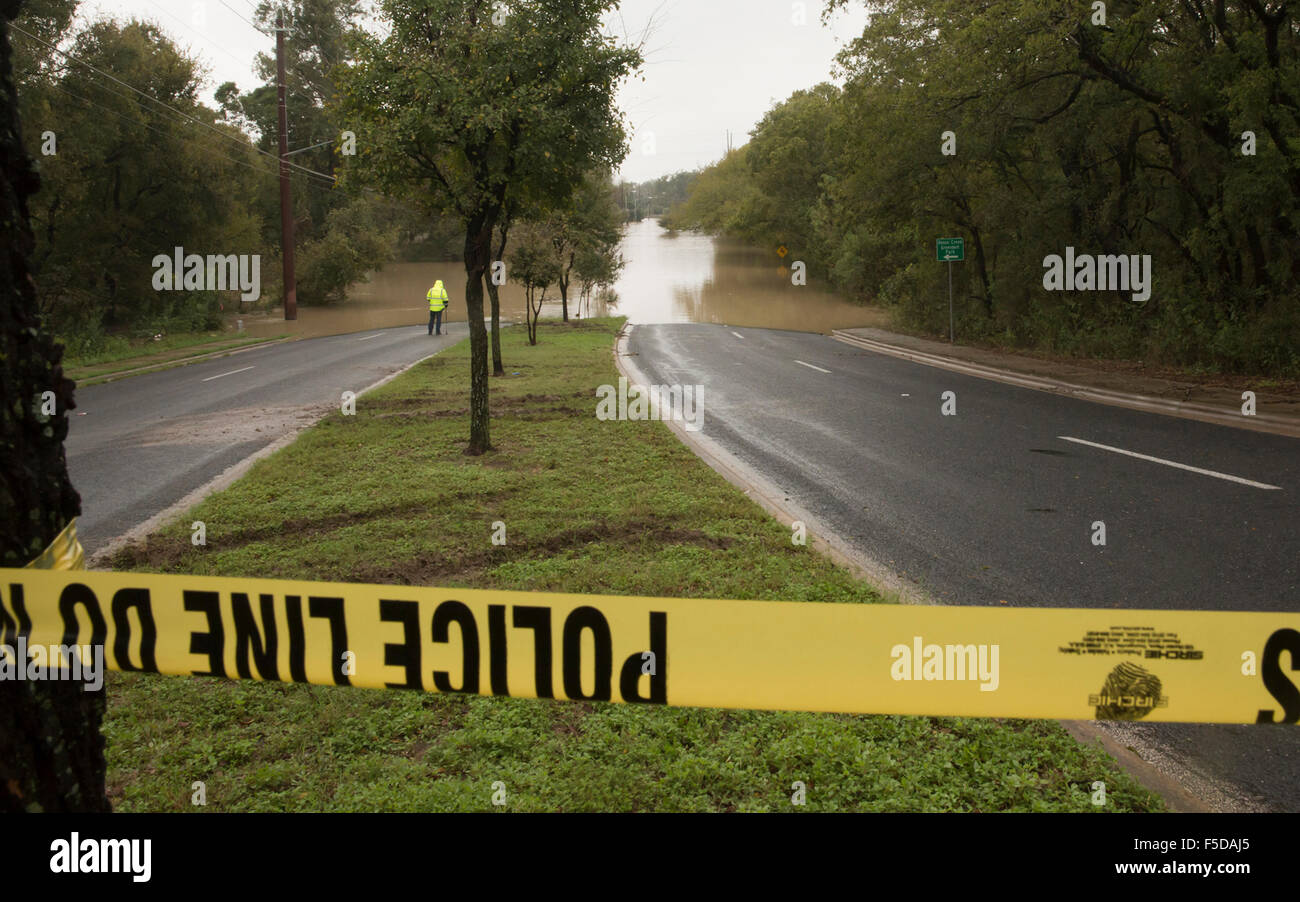 La polizia nastro posto circa un centinaio di metri da dove l'allagato Onion Creek aveva raggiunto. Foto Stock