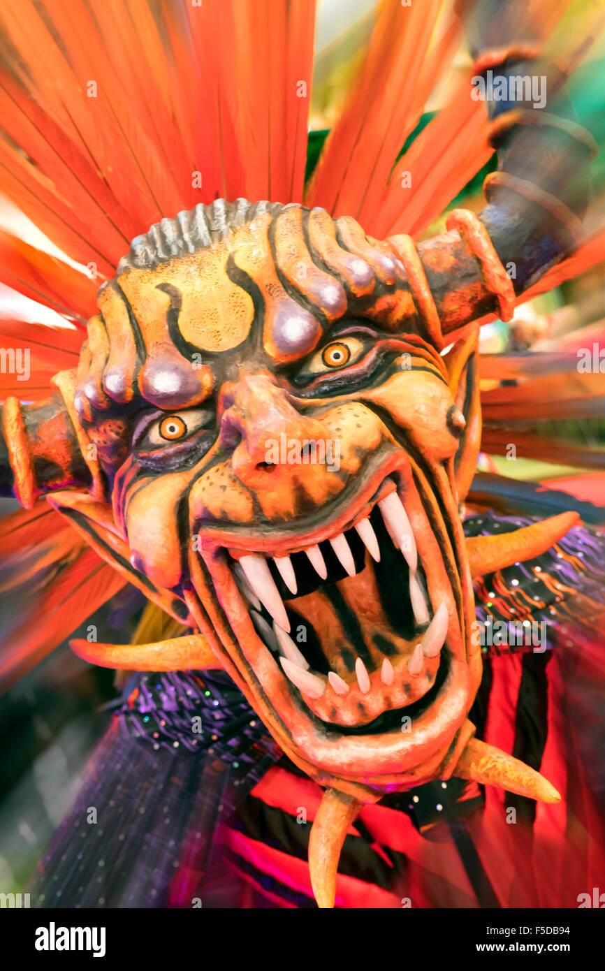 Londra, Regno Unito. 02Nov, 2015. Panama represemtative in costume regionale. Credito: Martyn Goddard/Alamy Live News Foto Stock