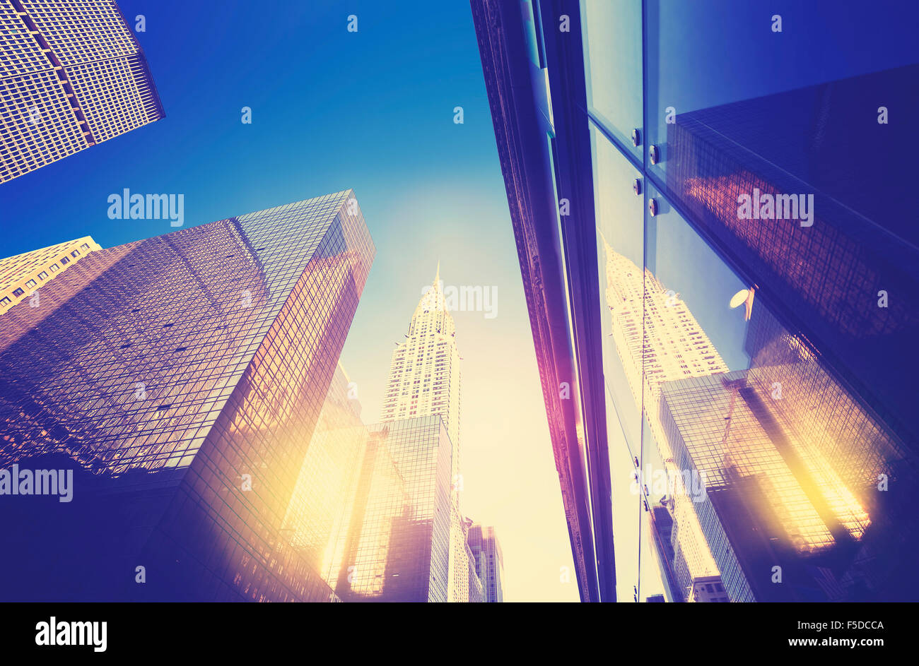 In stile vintage grattacieli di Manhattan al tramonto riflesso in windows, NYC, Stati Uniti d'America. Foto Stock