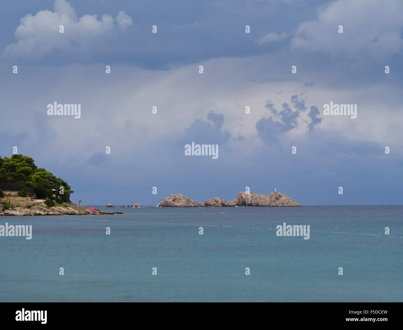 Nuvole temporalesche raccolta sulla costa dalmata, cattivo tempo davanti a Dubrovnik Croazia Foto Stock