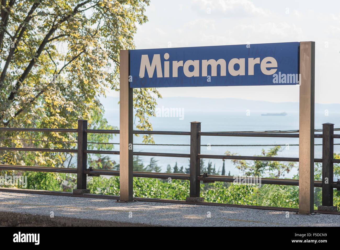 Miramare Trieste, stazione di firmare a Miramare stazione ferroviaria, Italia. Foto Stock