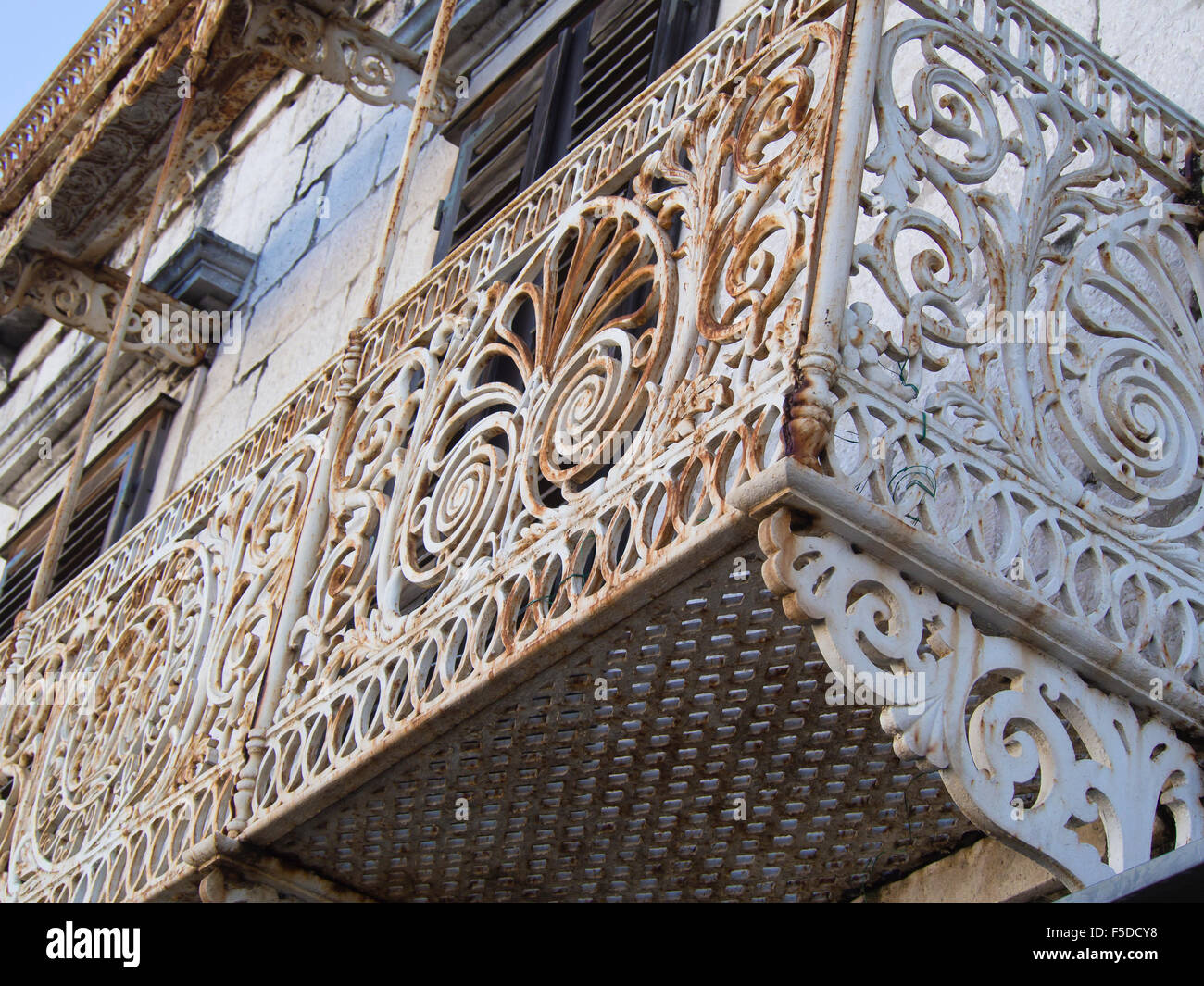 Guardando verso l'alto un arrugginito ornati in ferro battuto balcone a Dubrovnik Croazia Foto Stock