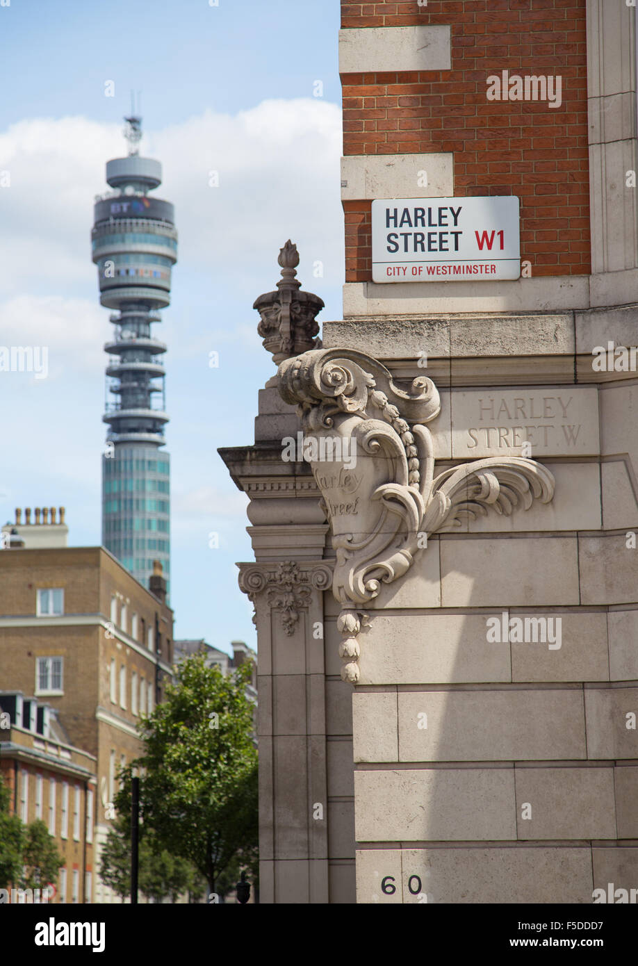 Cartello stradale per Harley Street, centro di assistenza sanitaria privata, a Londra W1 con BT Tower sullo sfondo, Regno Unito Foto Stock