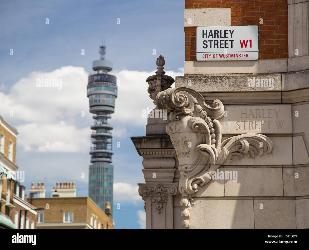 Cartello stradale per Harley Street, centro di assistenza sanitaria privata, a Londra W1 con BT Tower sullo sfondo, Regno Unito Foto Stock