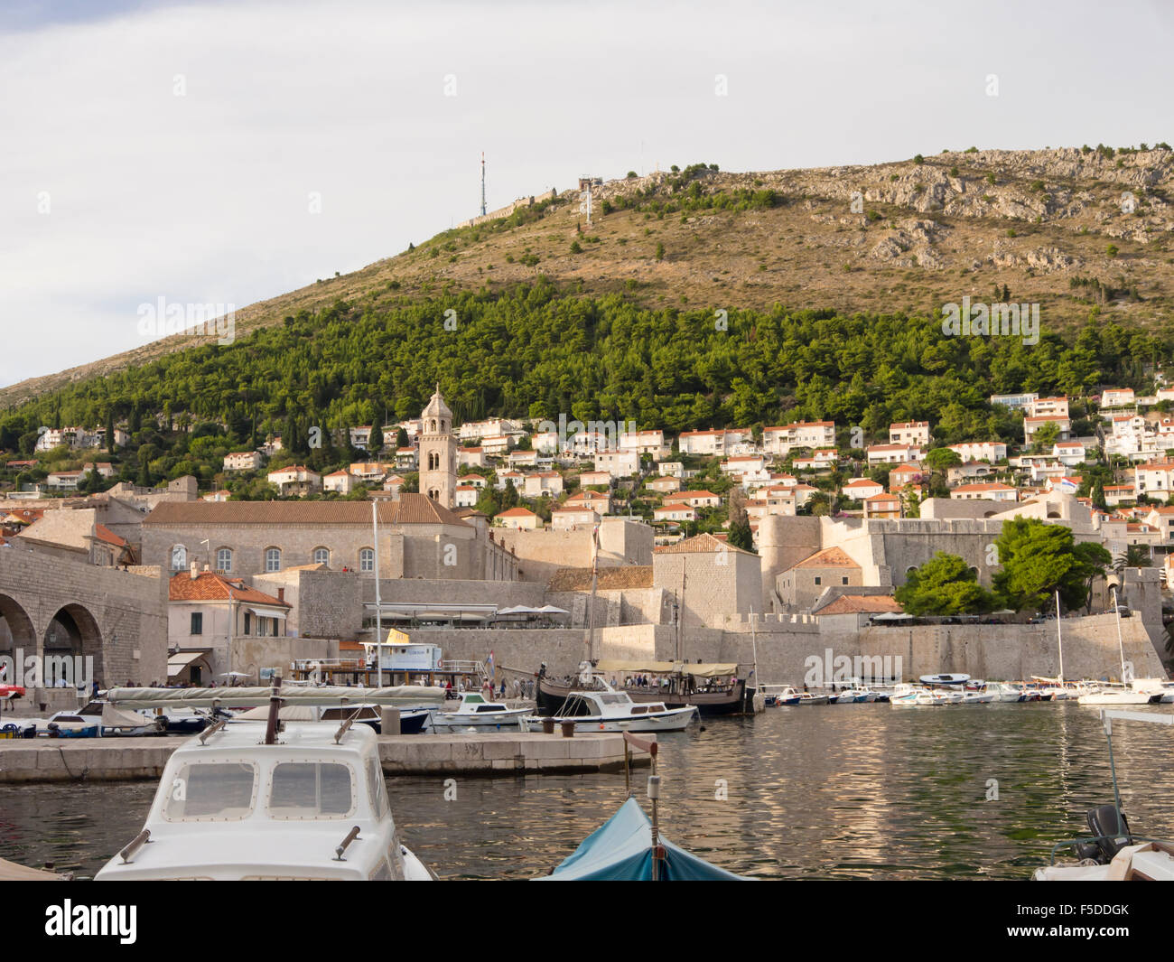 Nel tardo pomeriggio a porto vecchio di Dubrovnik Croazia, luce dorata sulla cima della montagna fuori le mura Foto Stock
