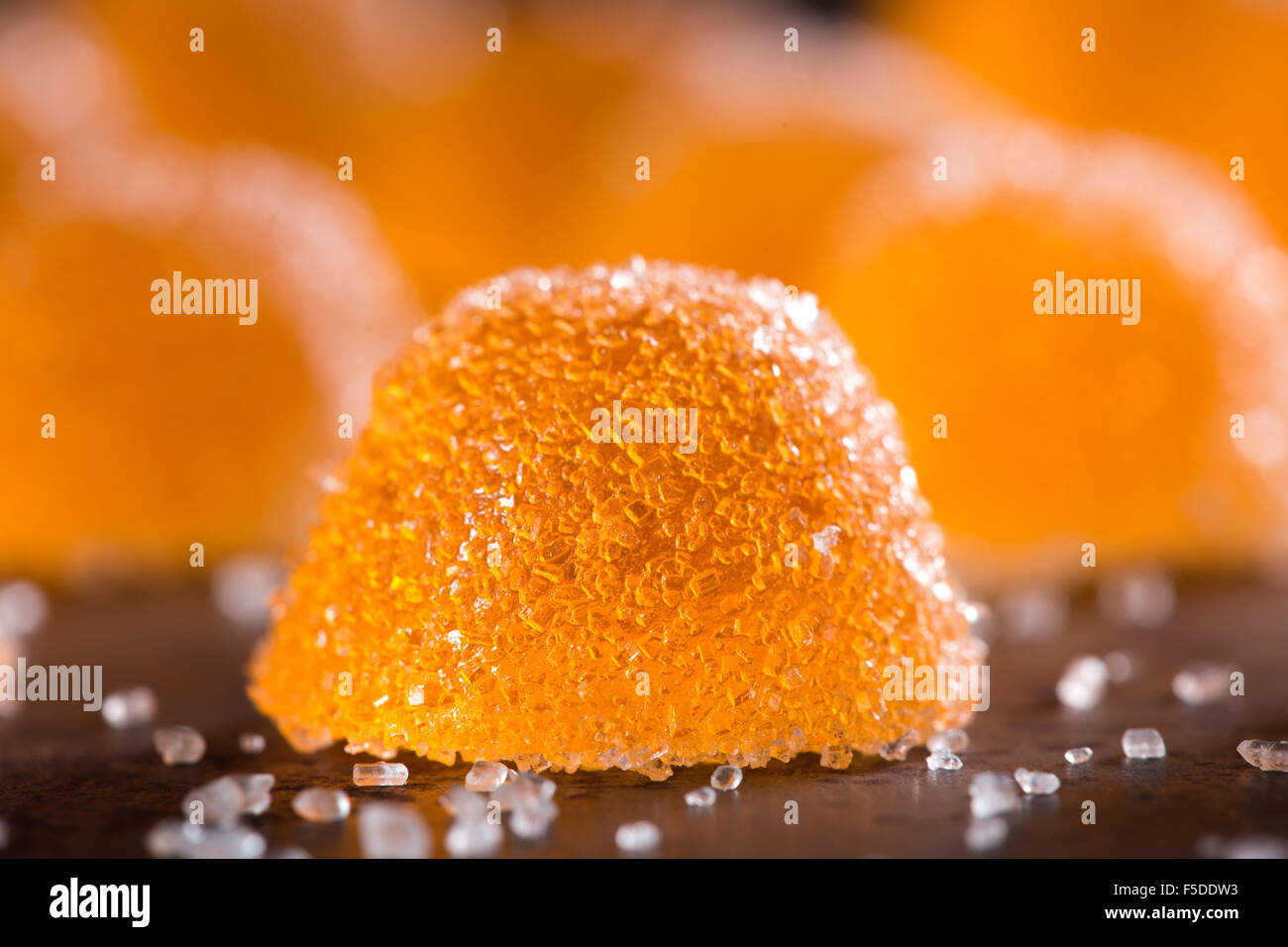 Close-up di colorato arancione jelly caramelle con zucchero bianco Foto Stock