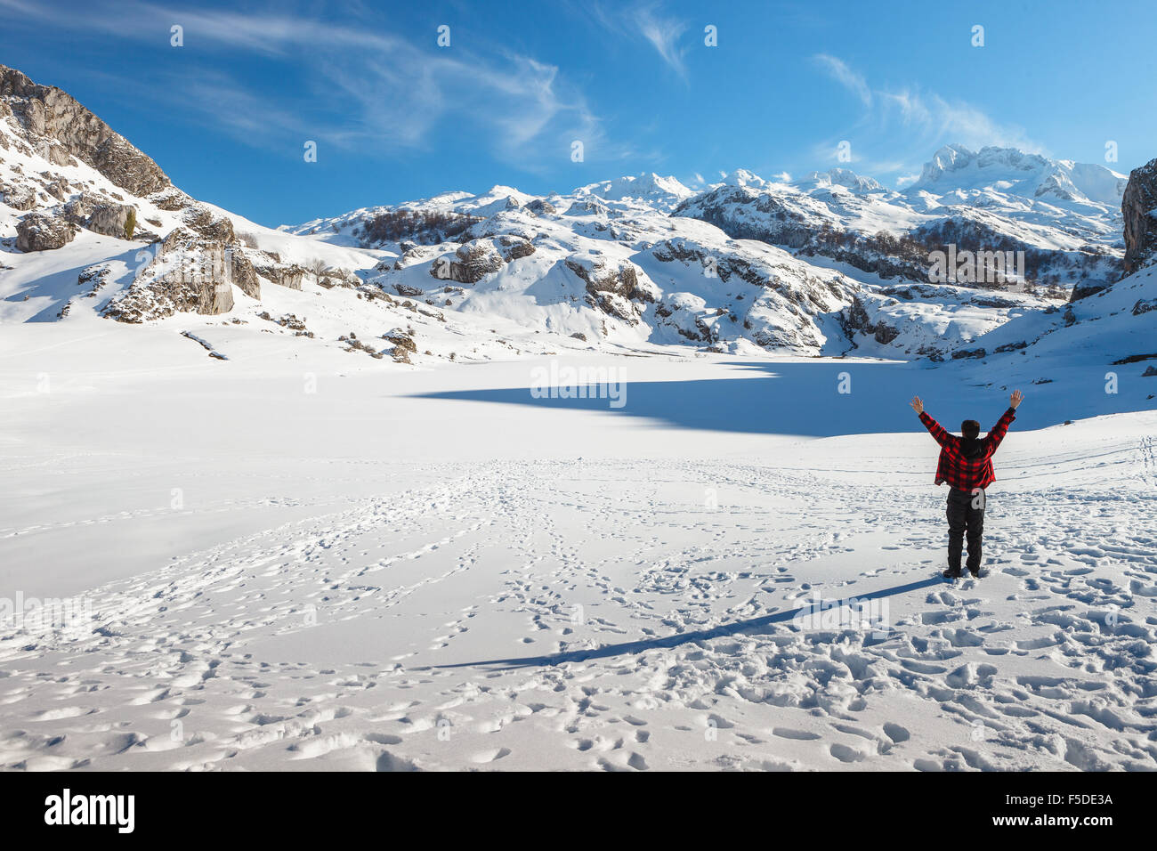 Un giovane uomo caucasico da Ercina congelato Lago, Covadonga, Parco Nazionale Picos de Europa, Asturias, Spagna. Foto Stock