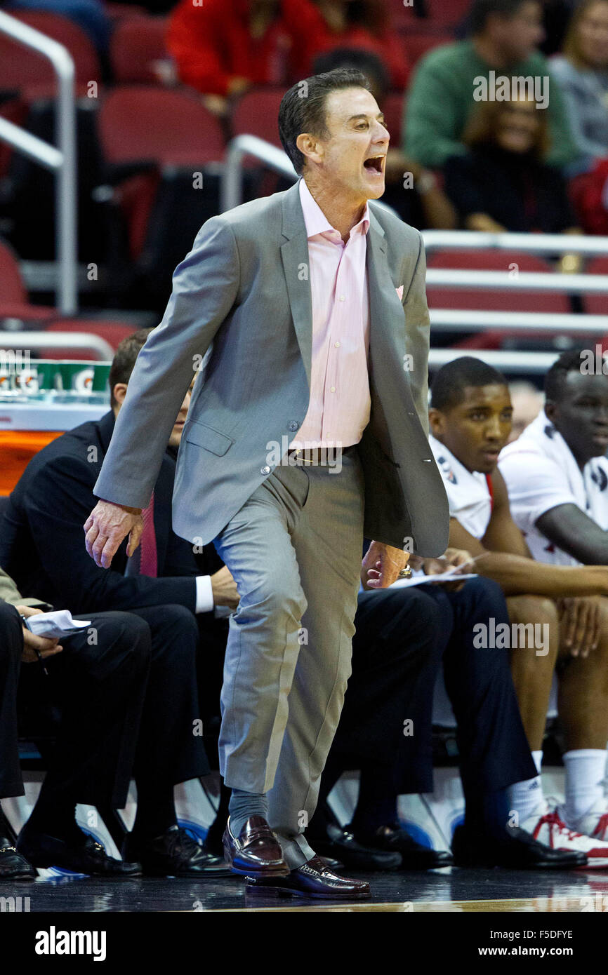 Louisville, KY, Stati Uniti d'America. 1 Nov, 2015. Louisville head coach Rick Pitino durante uno degli uomini del NCAA college basketball gioco contro Bellarmino Domenica, nov. 1, 2015, a Louisville, KY. Credito: csm/Alamy Live News Foto Stock