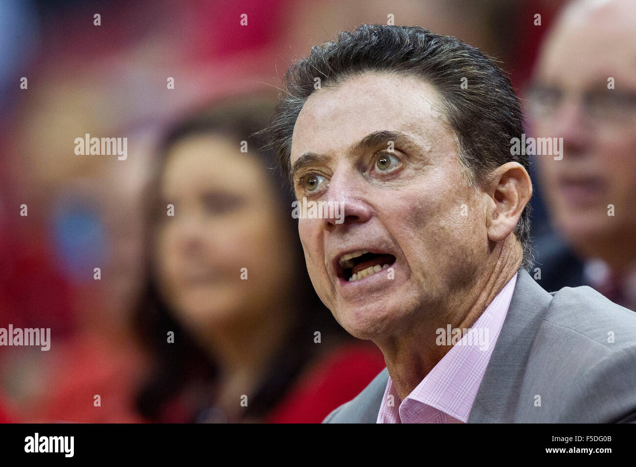 Louisville, KY, Stati Uniti d'America. 1 Nov, 2015. Louisville head coach Rick Pitino durante uno degli uomini del NCAA college basketball gioco contro Bellarmino Domenica, nov. 1, 2015, a Louisville, KY. Credito: csm/Alamy Live News Foto Stock