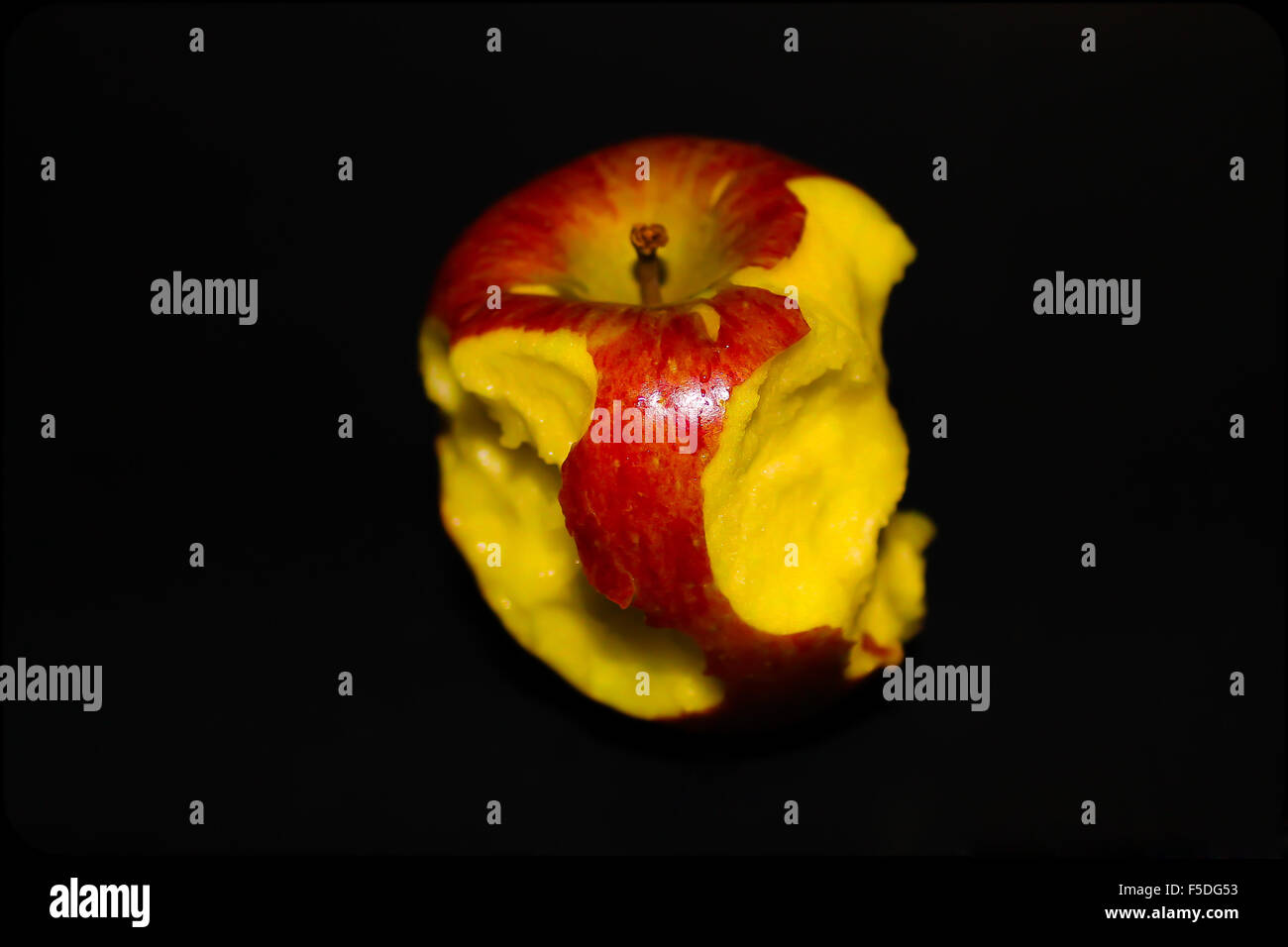 Una metà mangiato apple Foto Stock