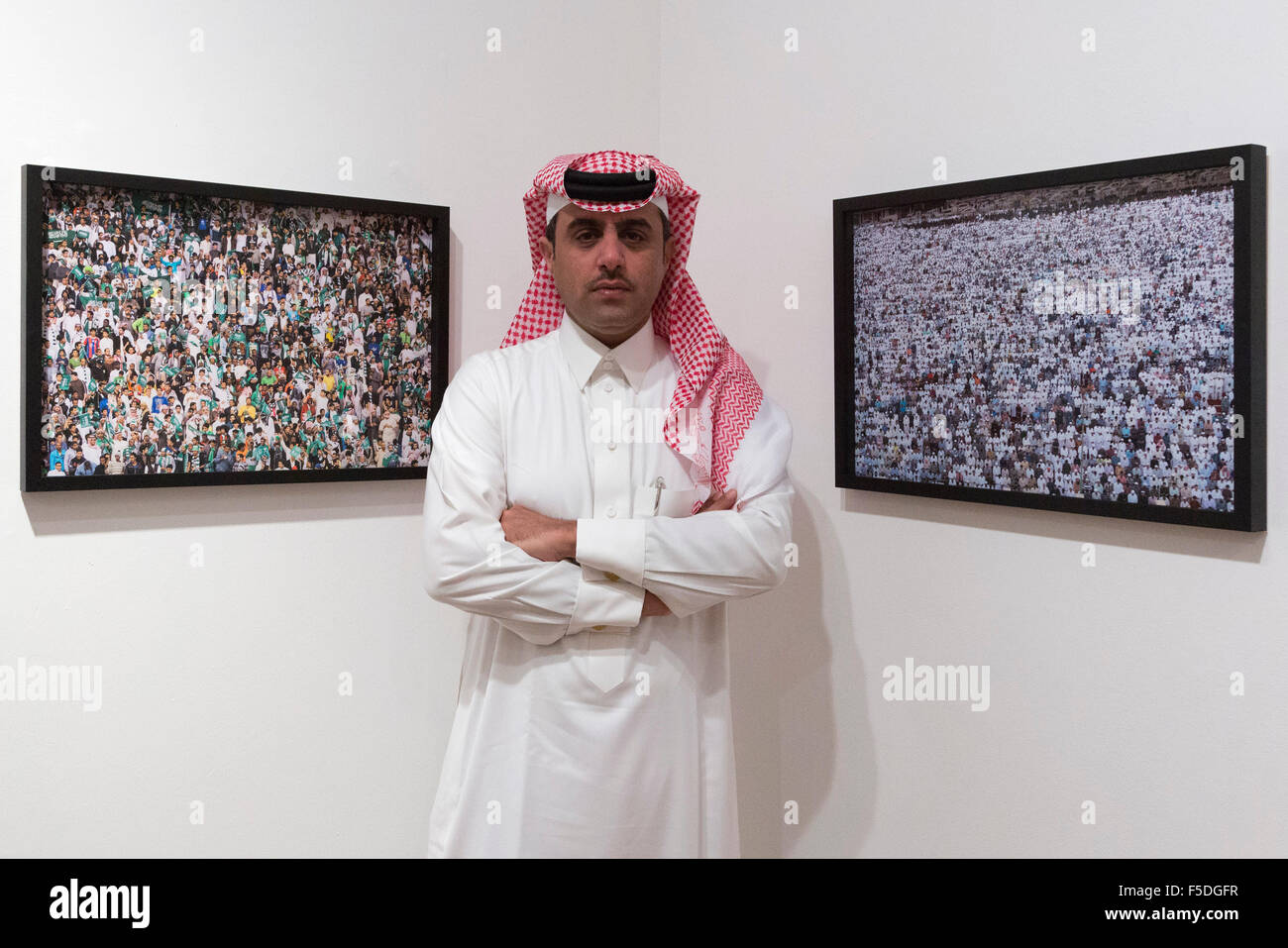 Abdulnaser Gharem pone accanto a Dhafer Al Shehri foto, Untitled, 2015. Studio Gharem (GS) presente una mostra intitolata Ricochet proponendo i più recenti sviluppi in arte contemporanea dall Arabia Saudita all Asia House di New Cavendish Street, W1. La mostra presenta le nuove e recenti opere di importanti artisti saudita Abdulnasser Gharem accanto al lavoro di quattro artisti emergenti (Shaweesh, Dhafer Alshehr, Ajlan Gharem e Njoud Alanbari) dall Arabia Saudita. Foto Stock