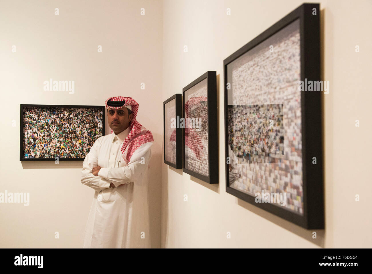 Abdulnaser Gharem pone accanto a Dhafer Al Shehri foto, Untitled, 2015. Studio Gharem (GS) presente una mostra intitolata Ricochet proponendo i più recenti sviluppi in arte contemporanea dall Arabia Saudita all Asia House di New Cavendish Street, W1. La mostra presenta le nuove e recenti opere di importanti artisti saudita Abdulnasser Gharem accanto al lavoro di quattro artisti emergenti (Shaweesh, Dhafer Alshehr, Ajlan Gharem e Njoud Alanbari) dall Arabia Saudita. Foto Stock