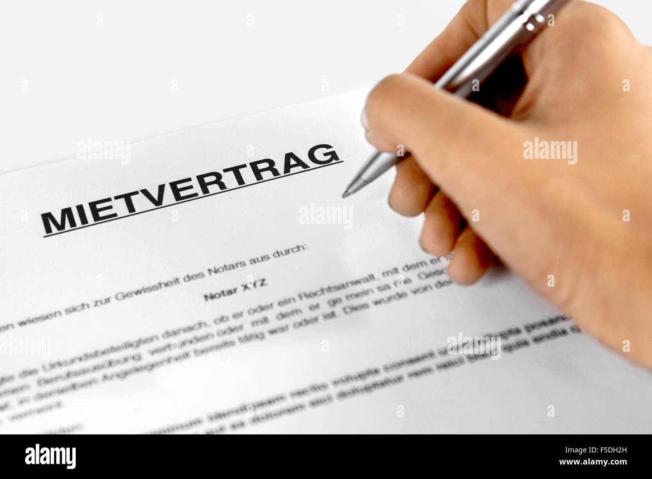 Il contratto di noleggio forma con la firma a mano - parola tedesca "ietvertrag' Foto Stock