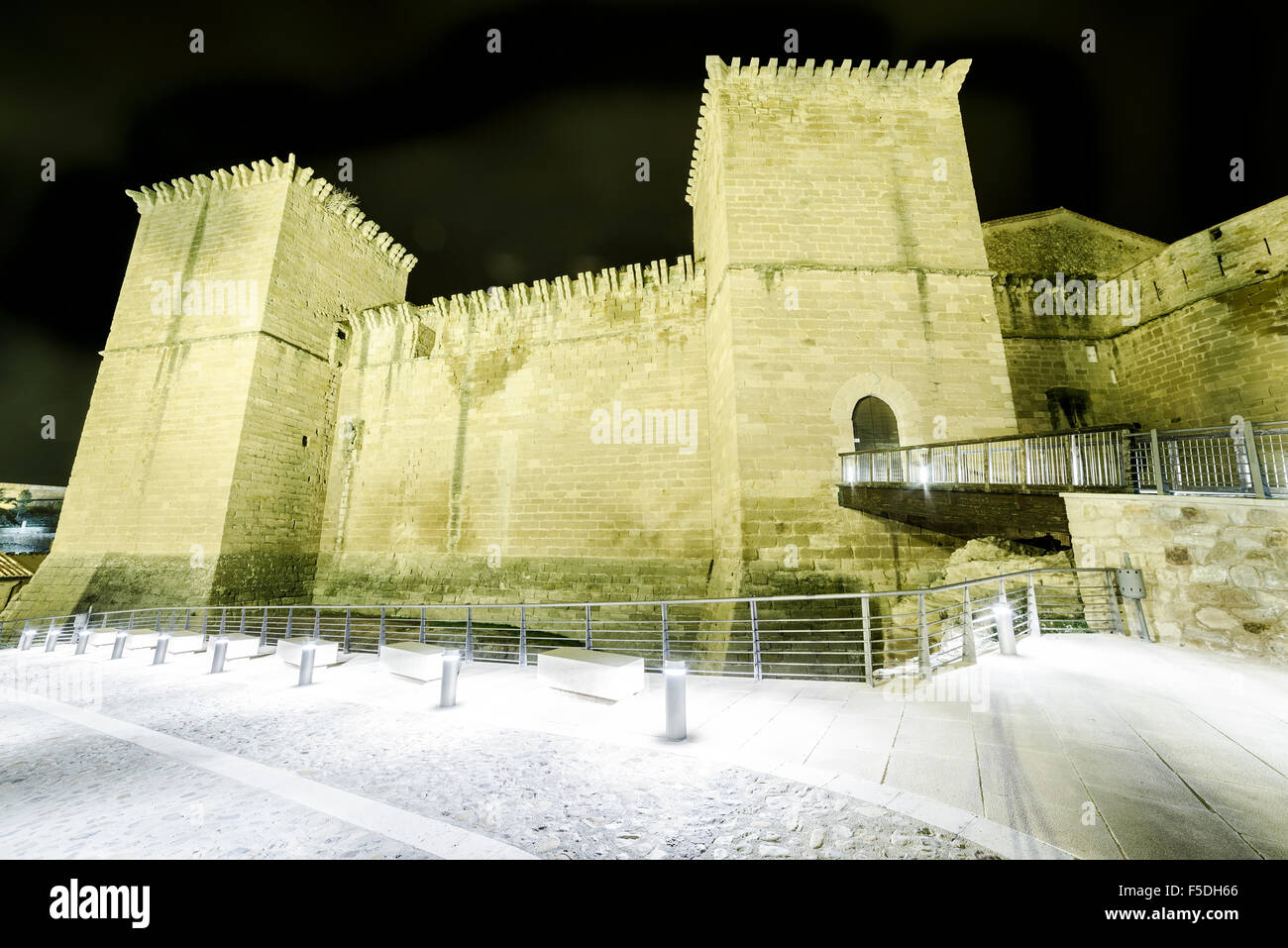 Juan Fernandez de Heredia palazzo fortificato di notte. Mora de Rubielos, Comarca di Gudar-Javalambre, Teruel Aragona, Spagna Foto Stock
