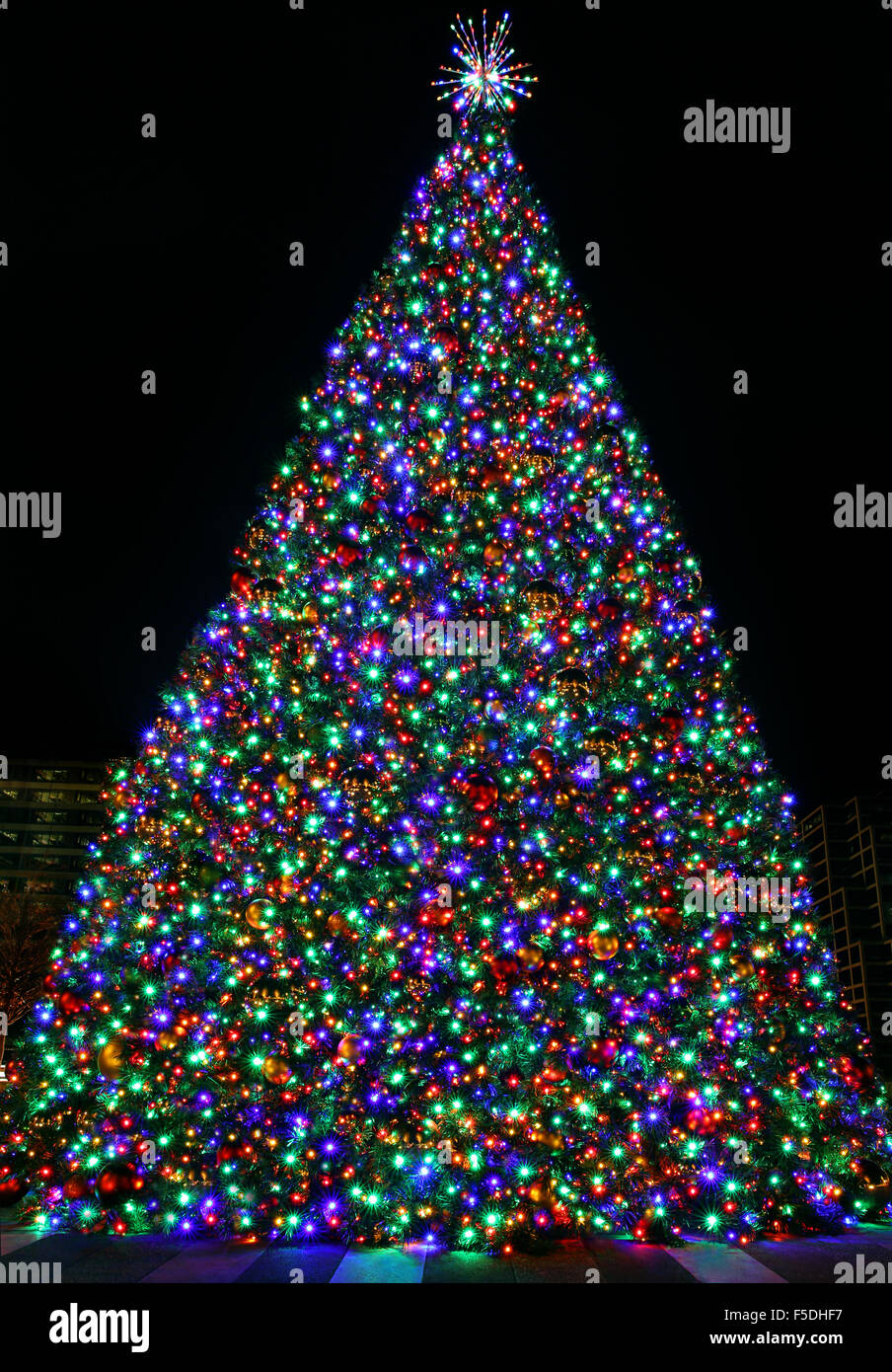 Albero di Natale Luci stelle notte sfondo multicolore con esposizione lunga  Foto stock - Alamy