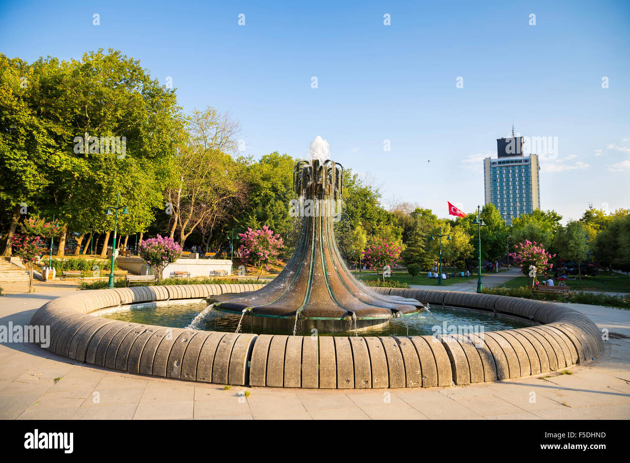 Fontana in Taksim Gezi Park è un parco urbano accanto a Piazza Taksim di Istanbul Beyoglu district Foto Stock